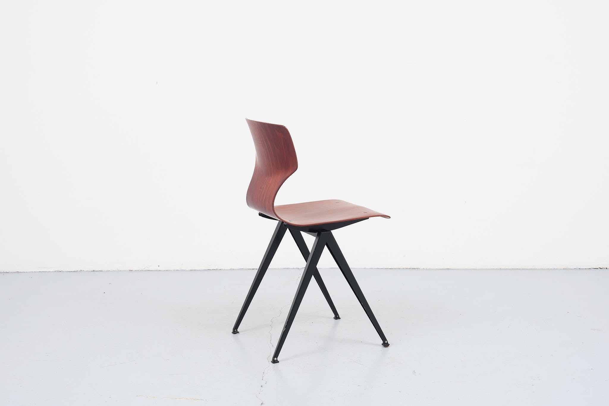 Chaise vintage Galvanitas S19 1ère édition chêne et noir Cartel de Belleville