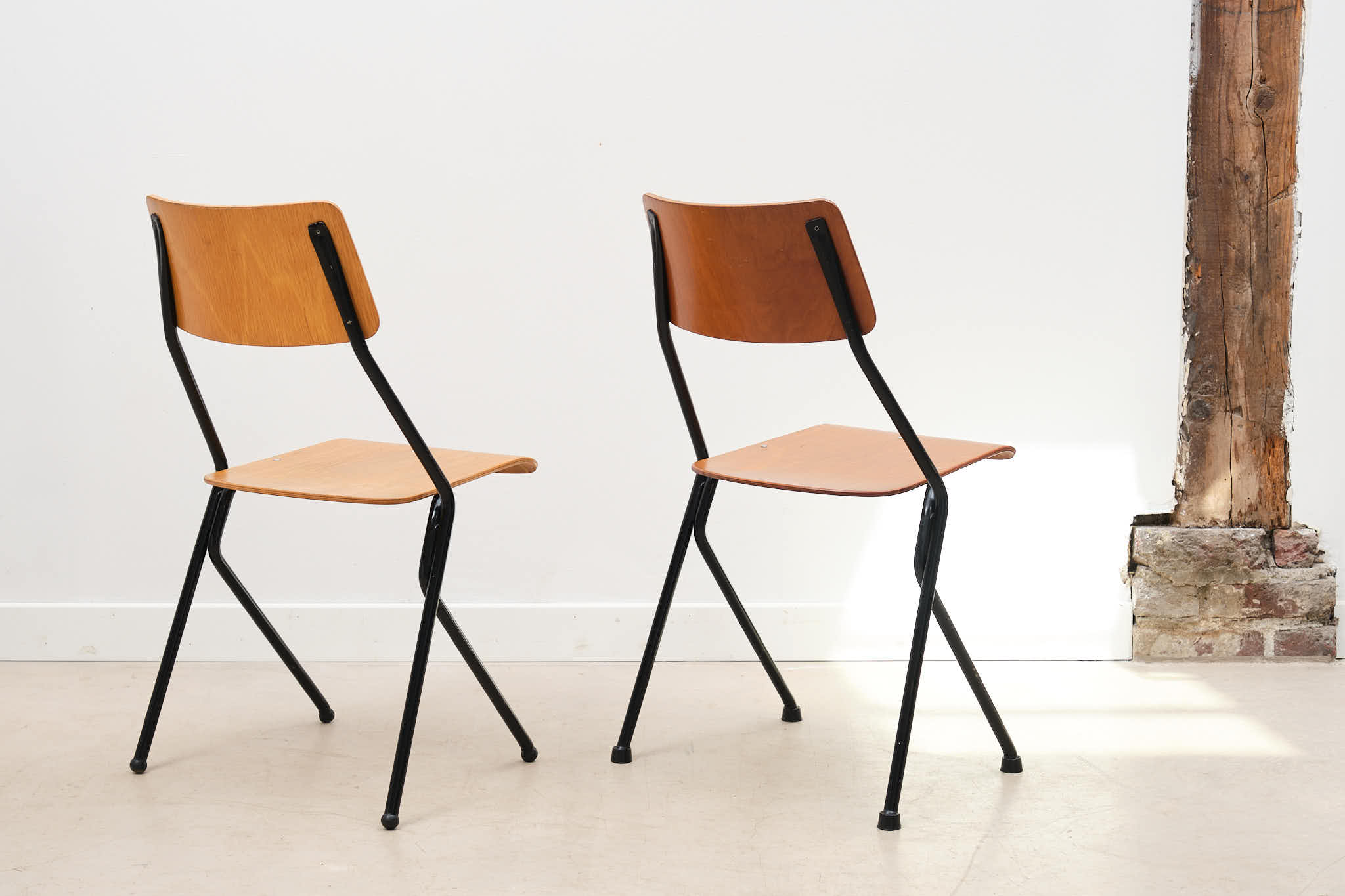 Chaise Contour de Ahrend Cirkel Cartel de Belleville