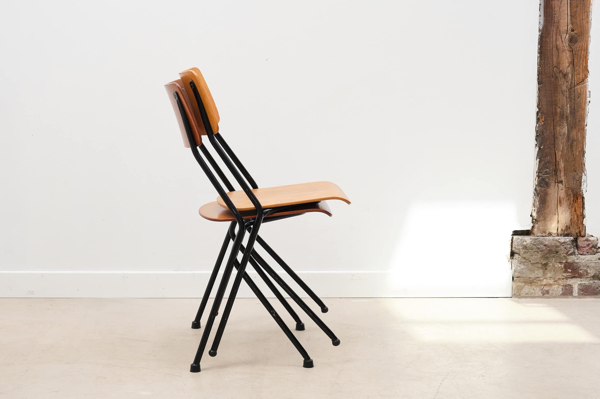 Chaise Contour de Ahrend Cirkel Cartel de Belleville
