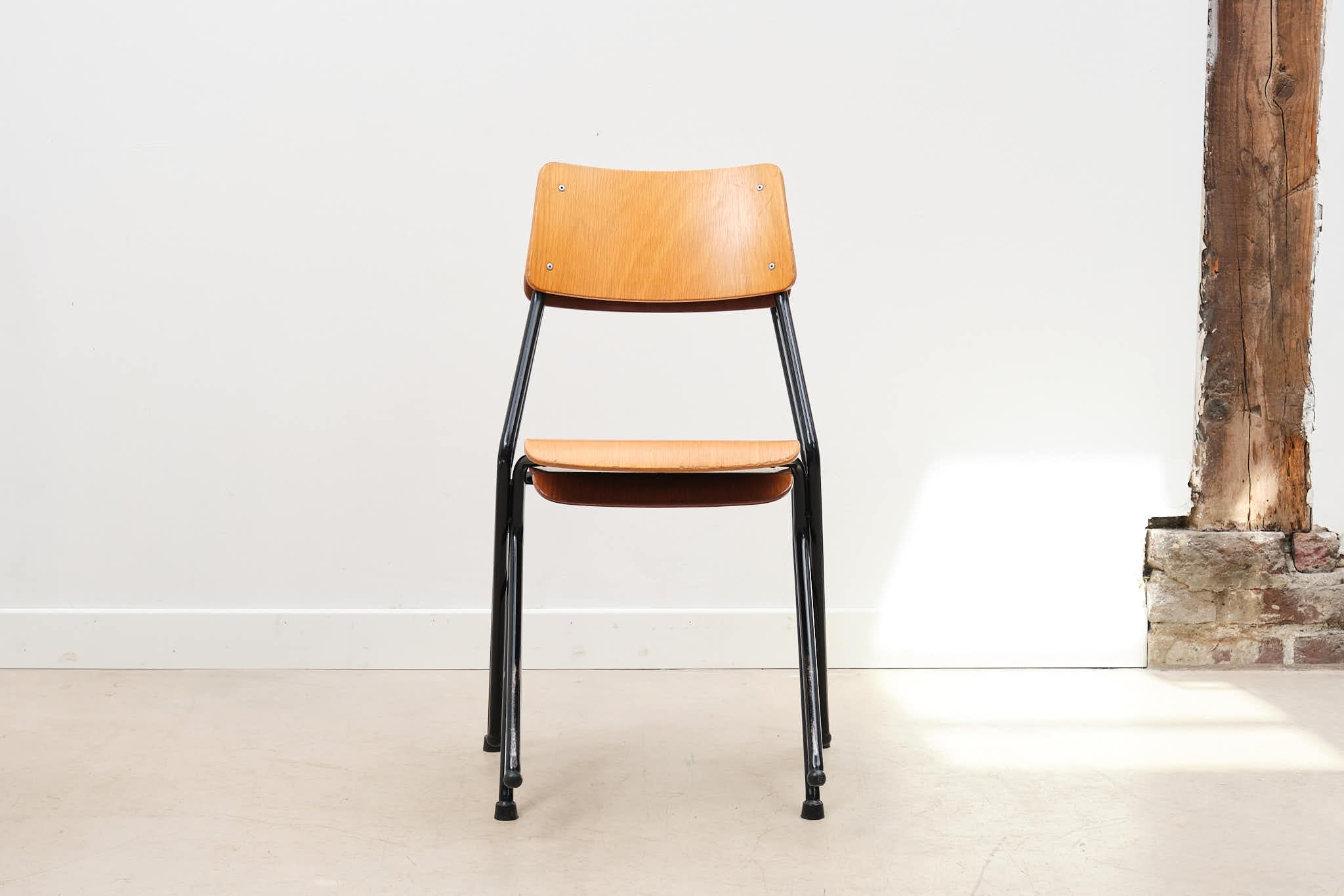 Chaise Contour de Ahrend Cirkel Cartel de Belleville