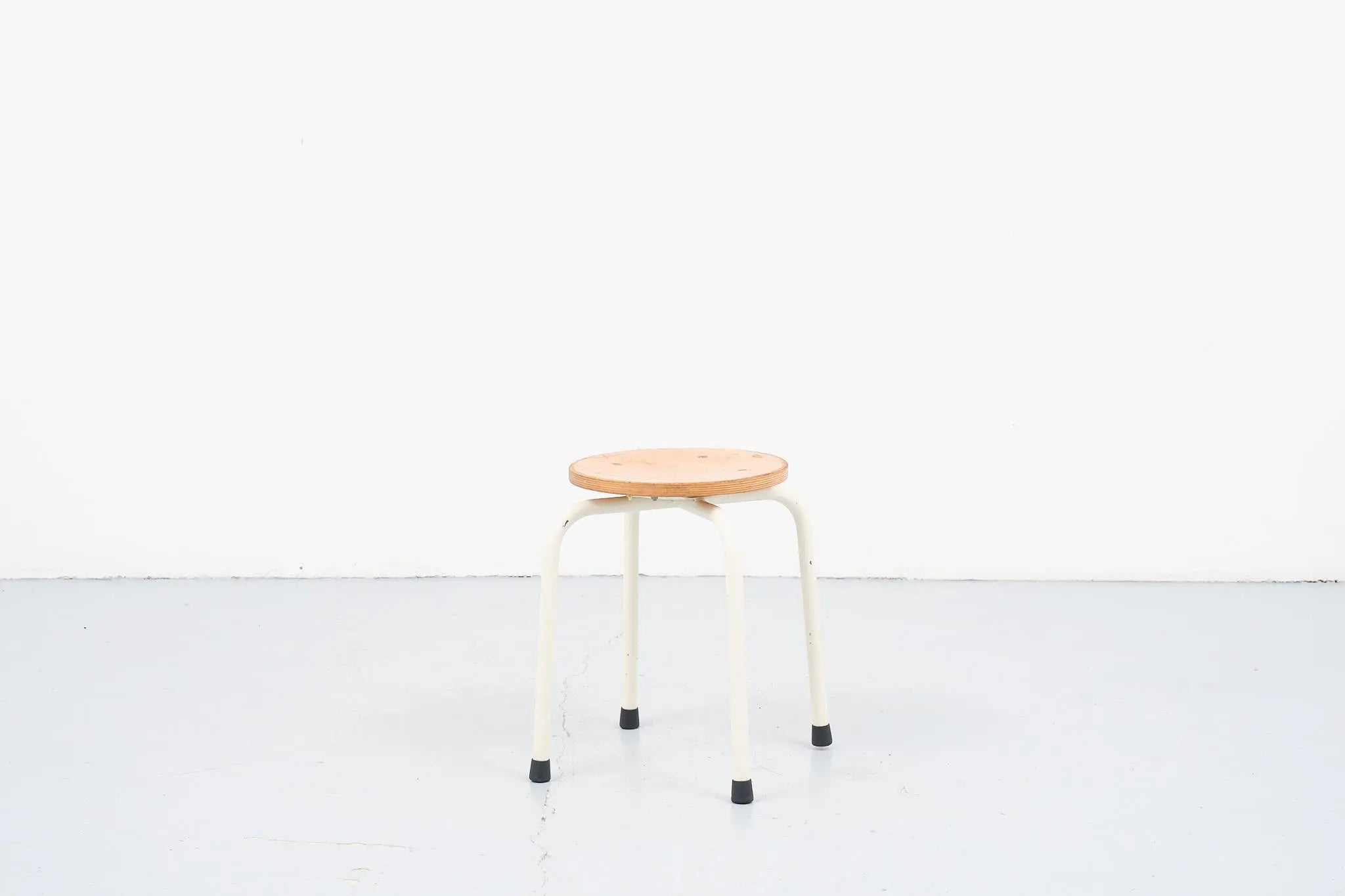 Tabouret bas hêtre et blanc Cartel de Belleville