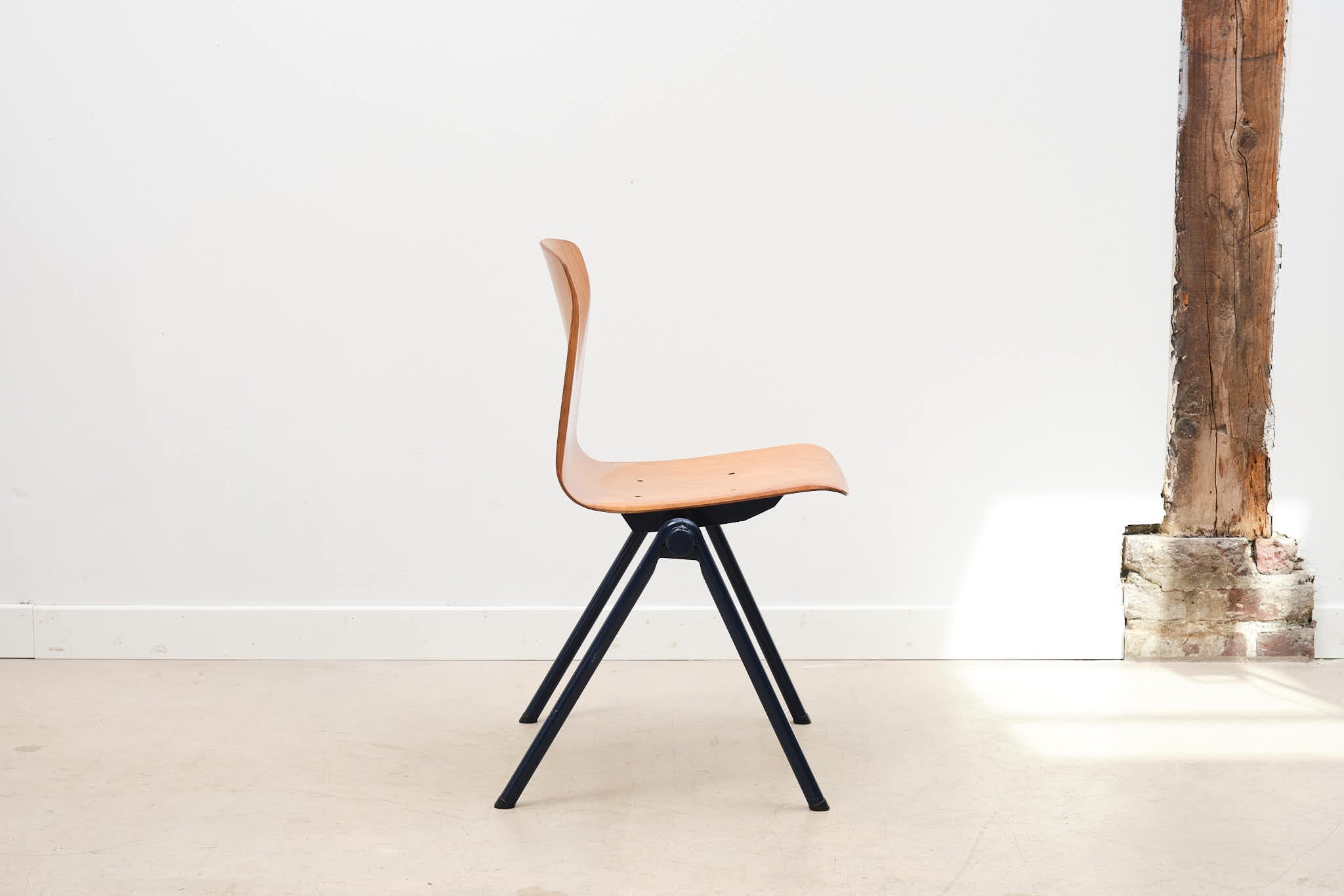 Chaise vintage Galvanitas S30 chêne et bleu