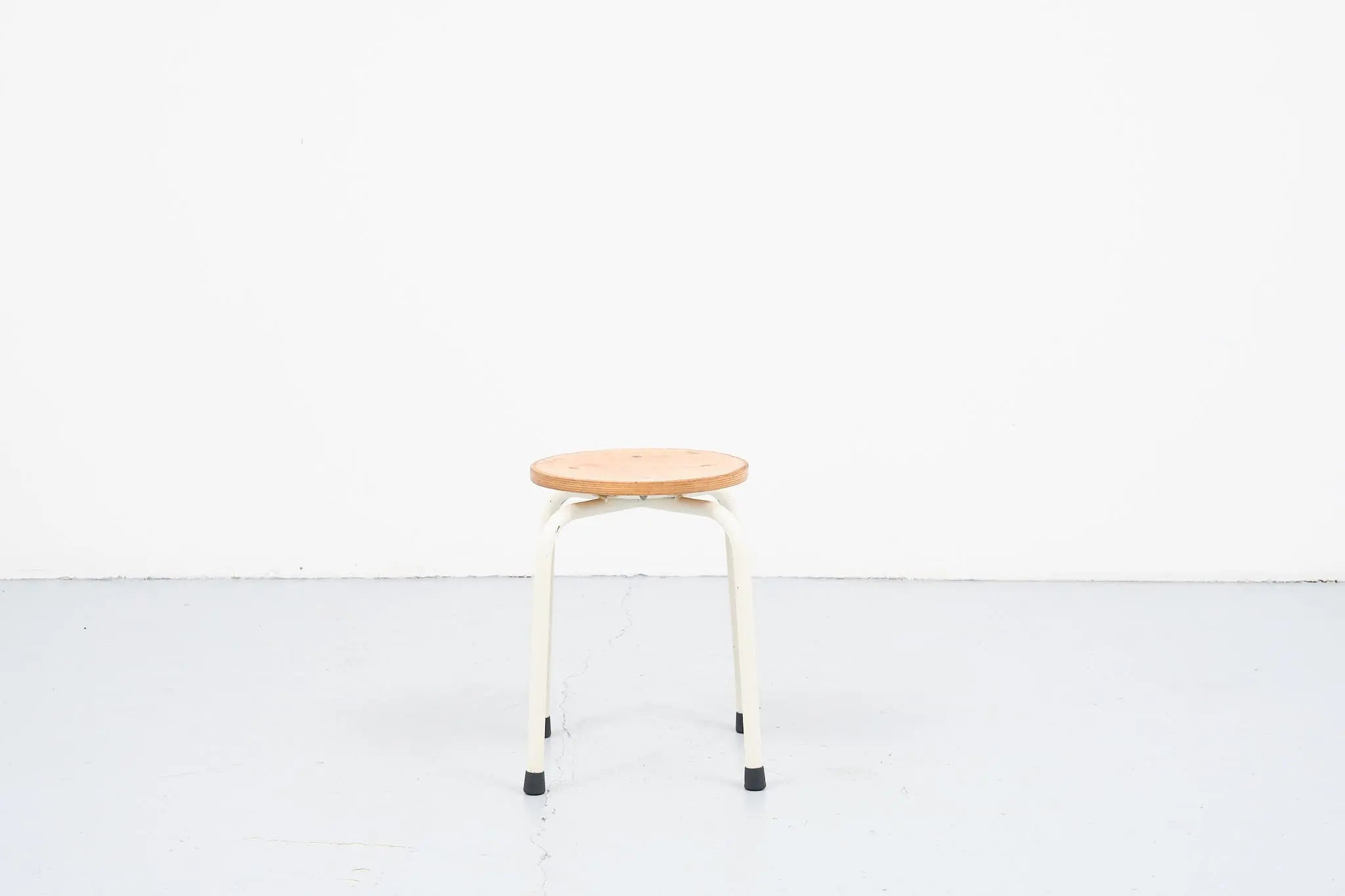 Tabouret bas hêtre et blanc Cartel de Belleville