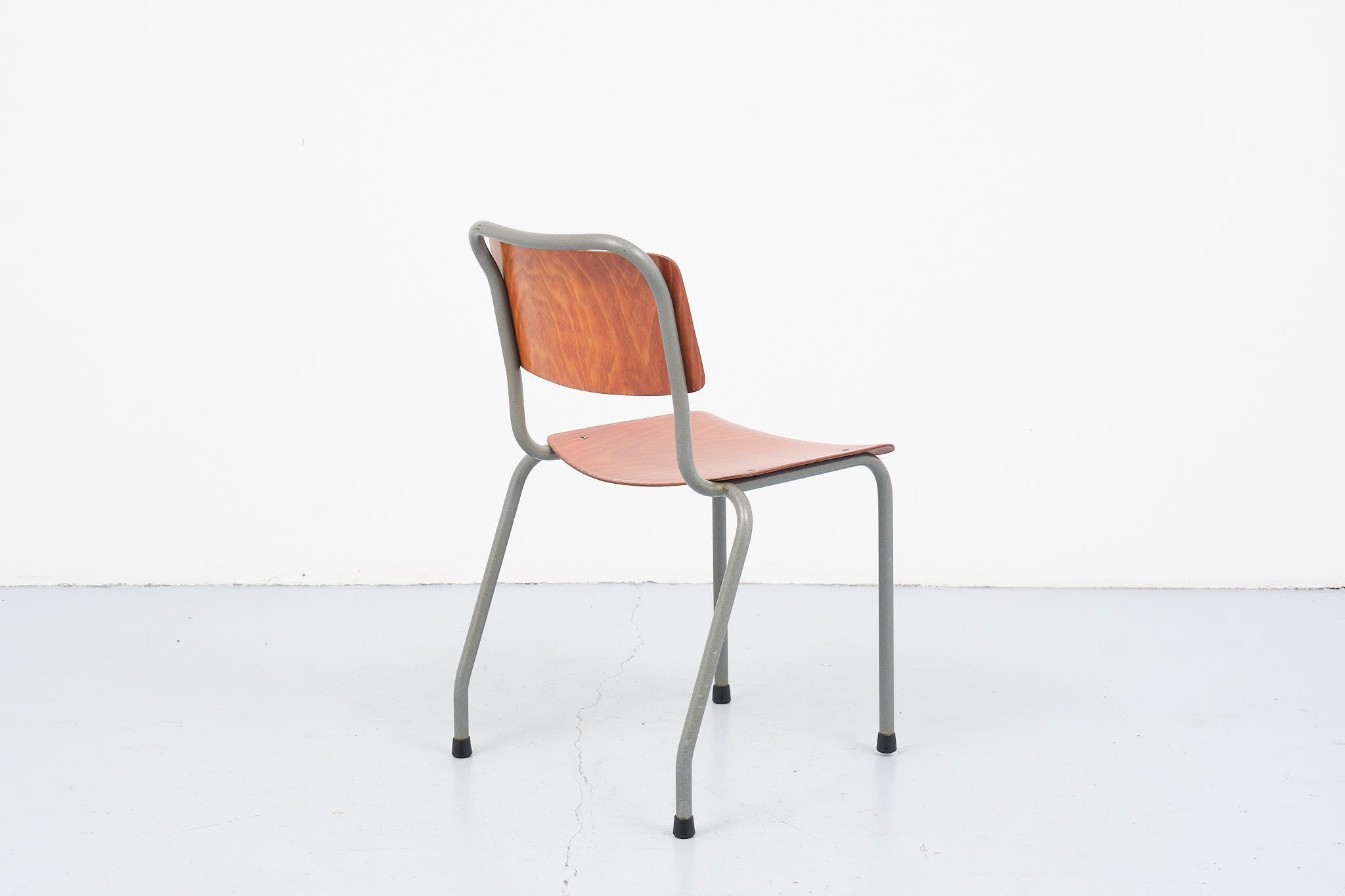 Chaise vintage Gispen 106 acajou/chêne et gris Cartel de Belleville