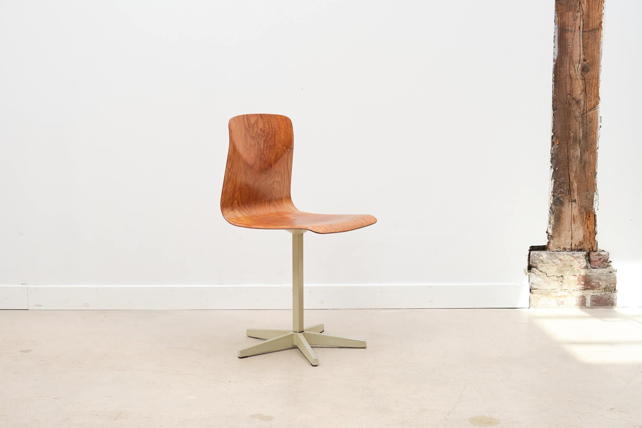 Chaise Galvanitas pied étoile chêne et beige