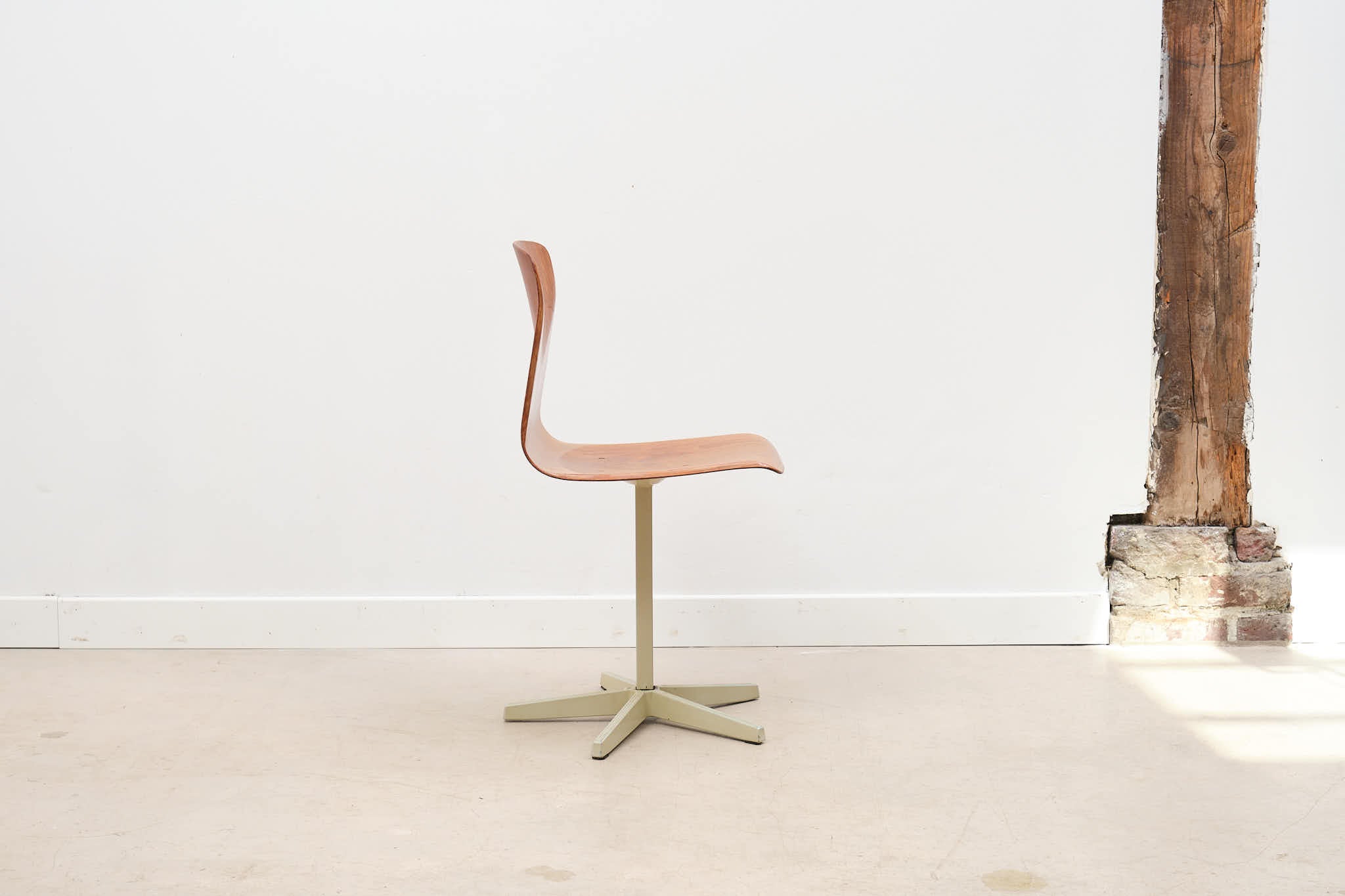 Chaise Galvanitas pied étoile chêne et beige