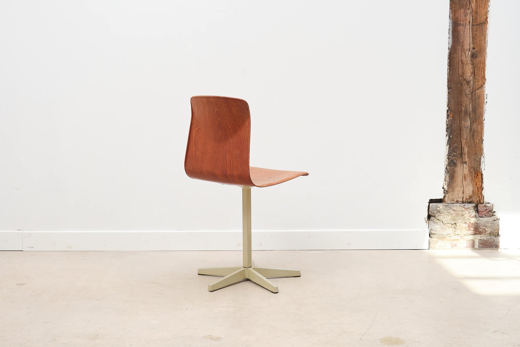 Chaise Galvanitas pied étoile chêne et beige