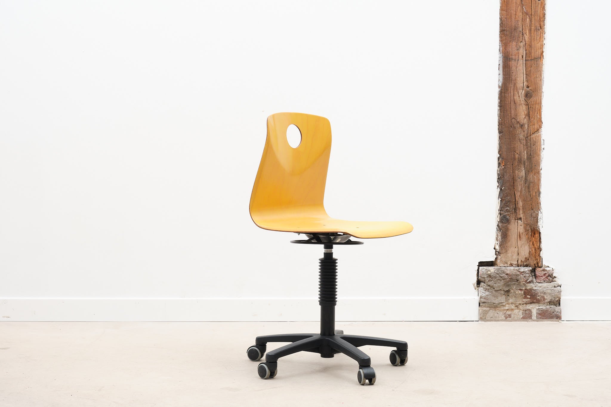 Chaise de bureau à roulettes