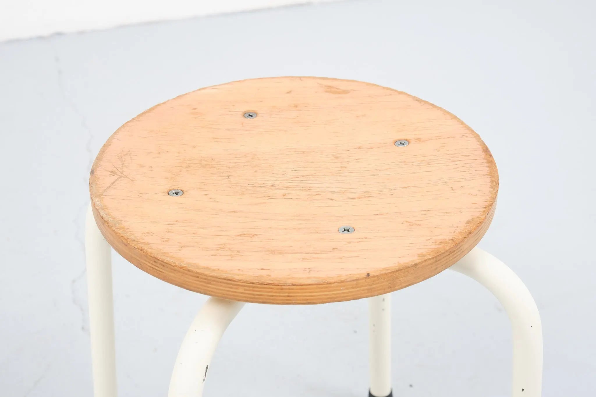 Tabouret bas hêtre et blanc Cartel de Belleville