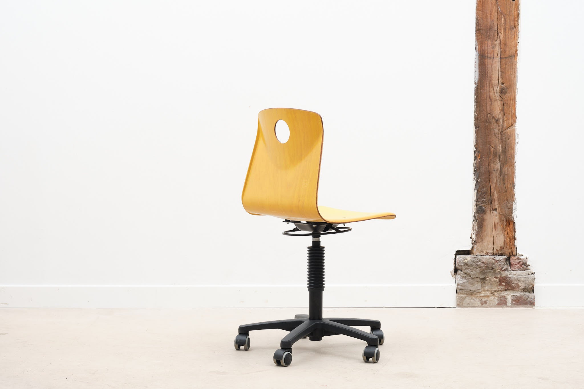 Chaise de bureau à roulettes