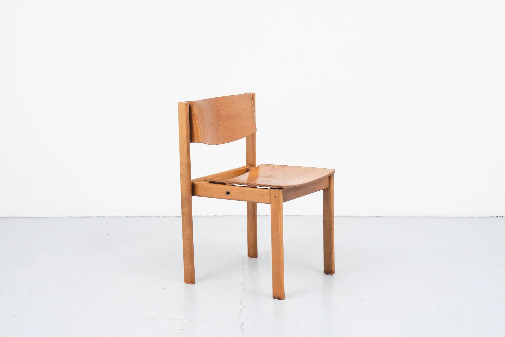 Chaise empilable en bois courbé années 70 Cartel de Belleville