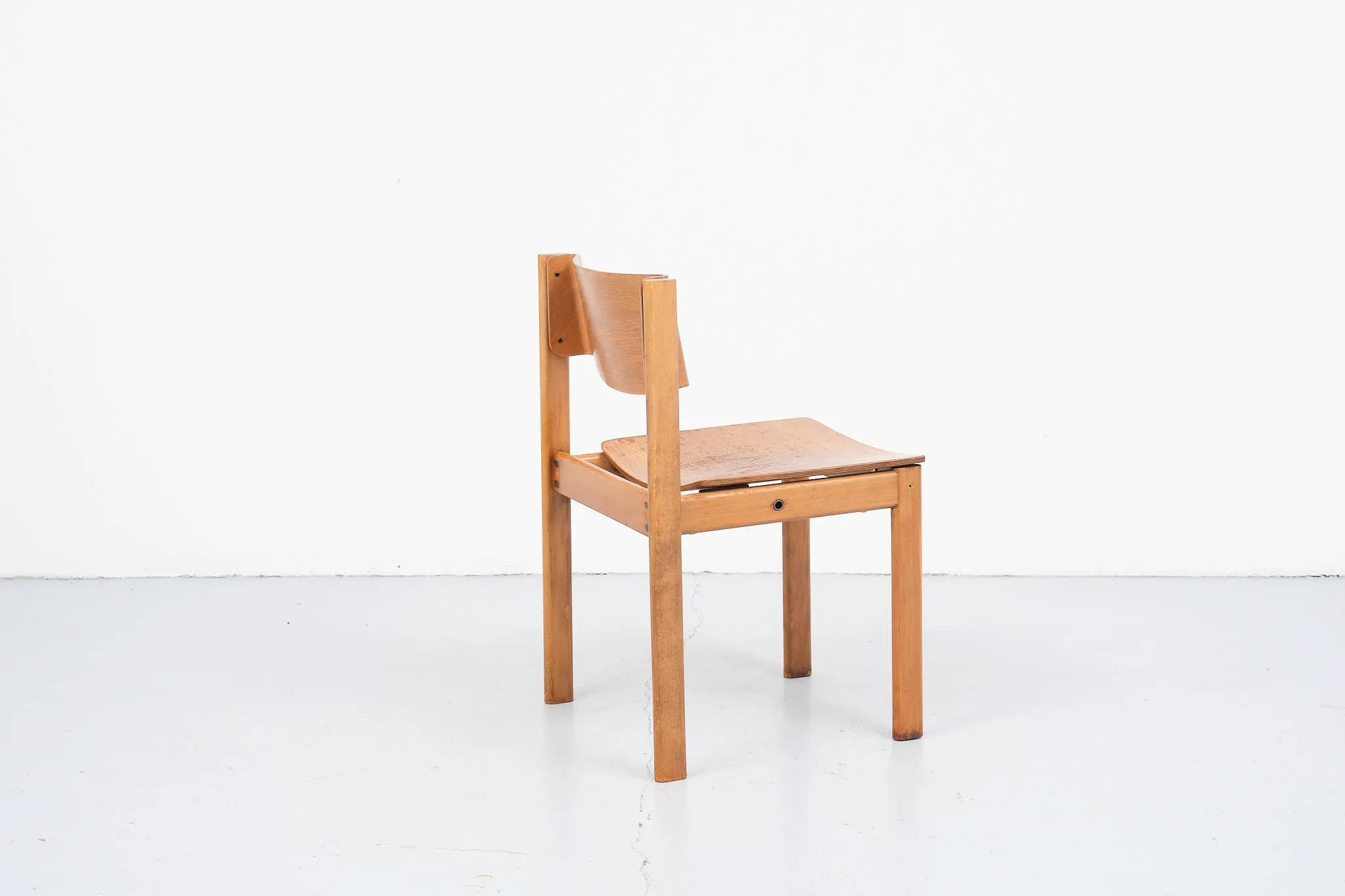 Chaise empilable en bois courbé années 70 Cartel de Belleville
