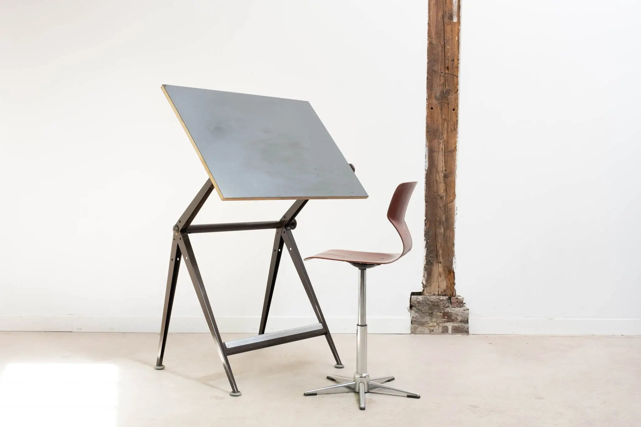 Table à dessin Reply de Friso Kramer et Wim Rietveld Cartel de Belleville