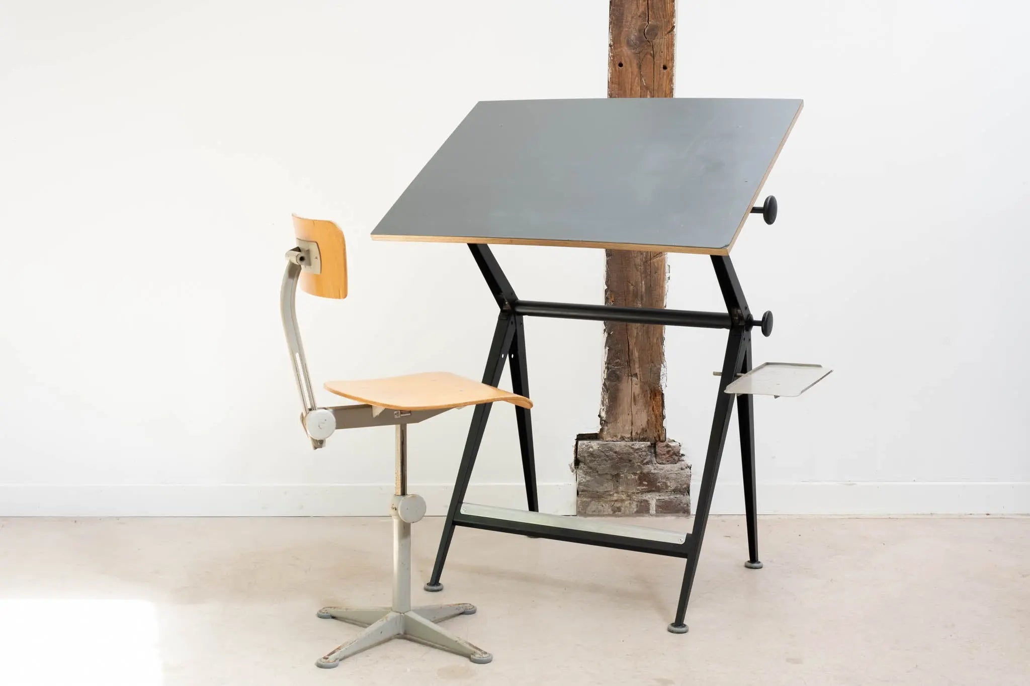 Table à dessin Reply de Friso Kramer et Wim Rietveld Cartel de Belleville