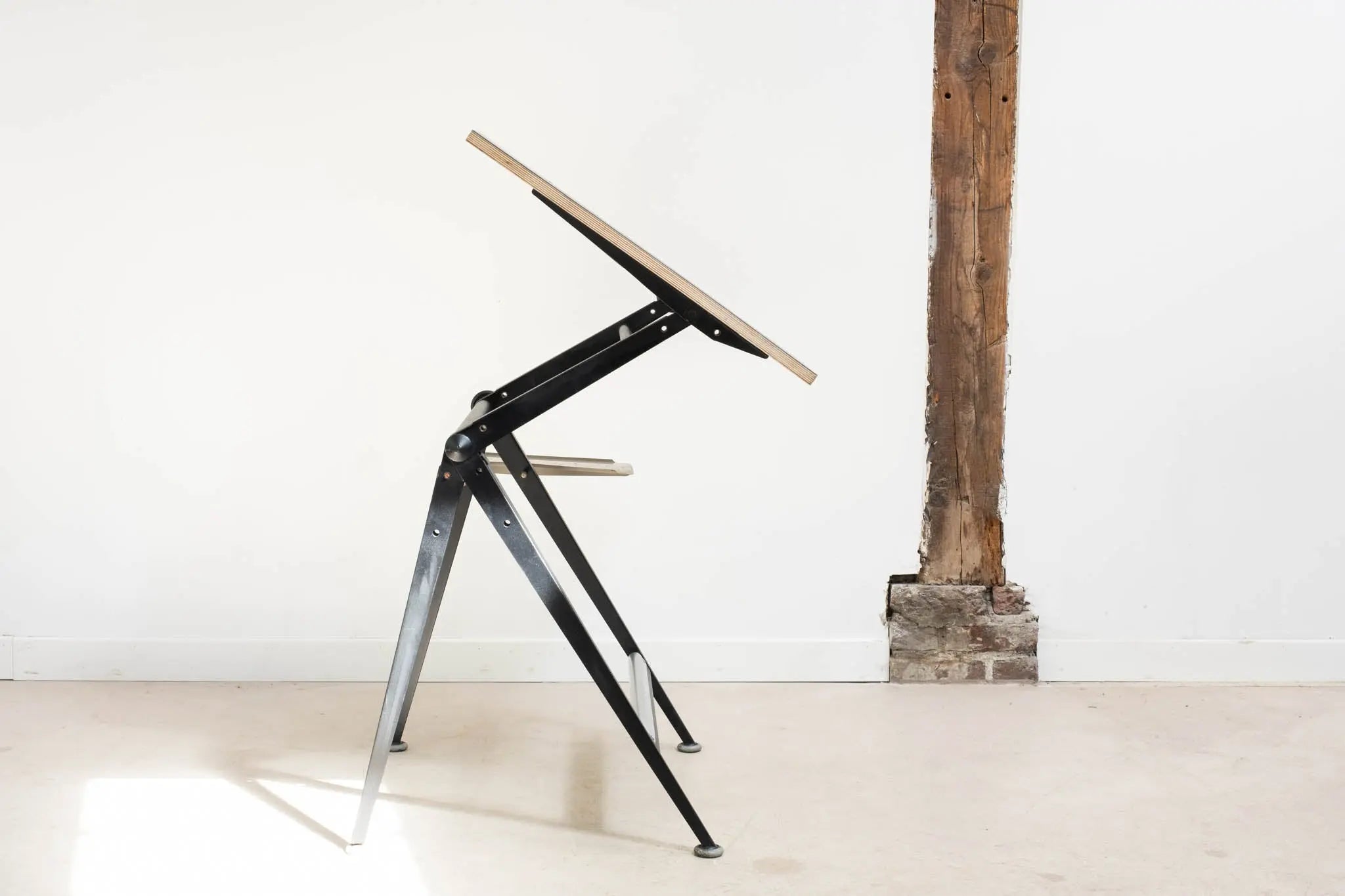 Table à dessin Reply de Friso Kramer et Wim Rietveld Cartel de Belleville