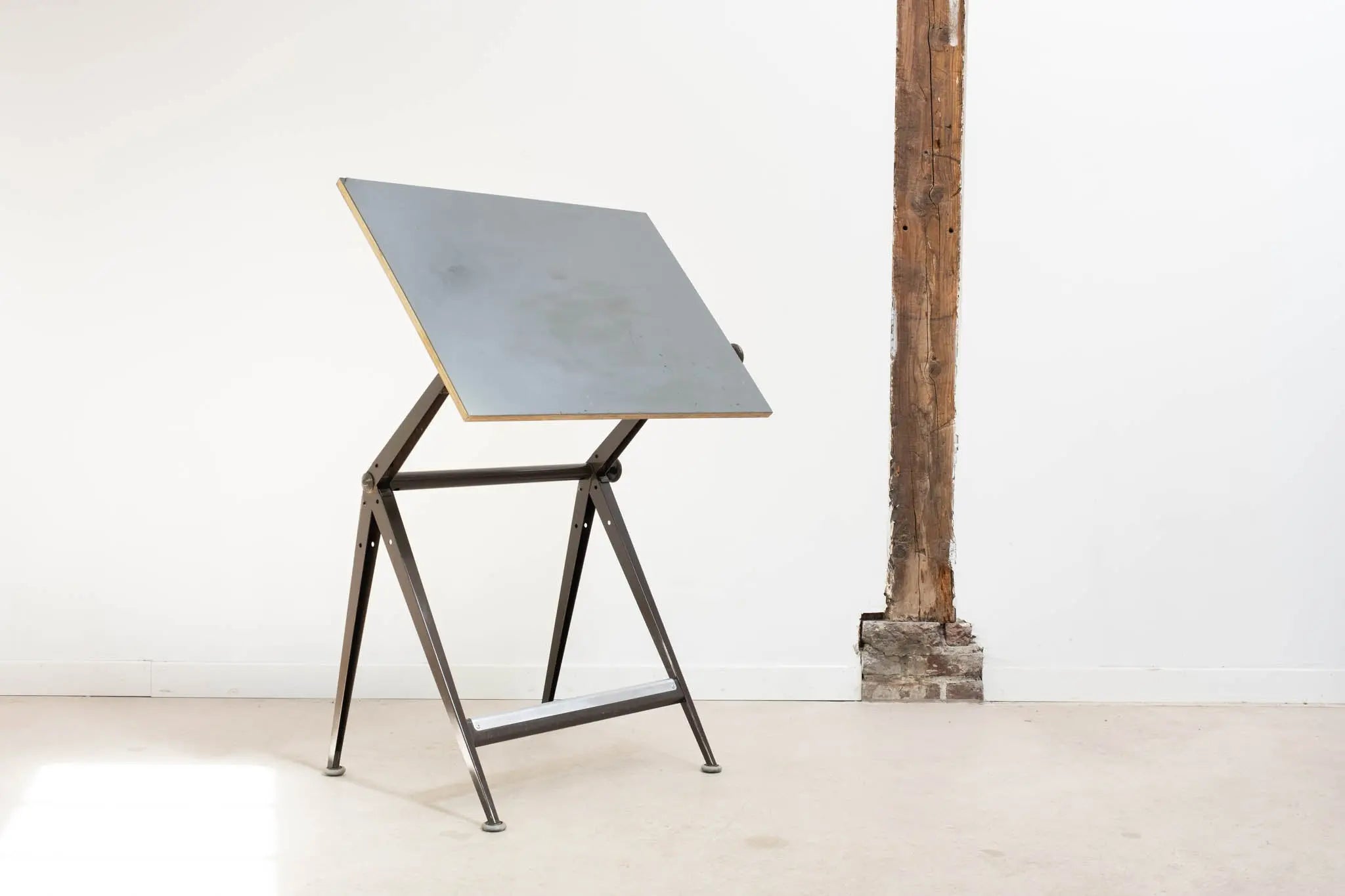 Table à dessin Reply de Friso Kramer et Wim Rietveld Cartel de Belleville