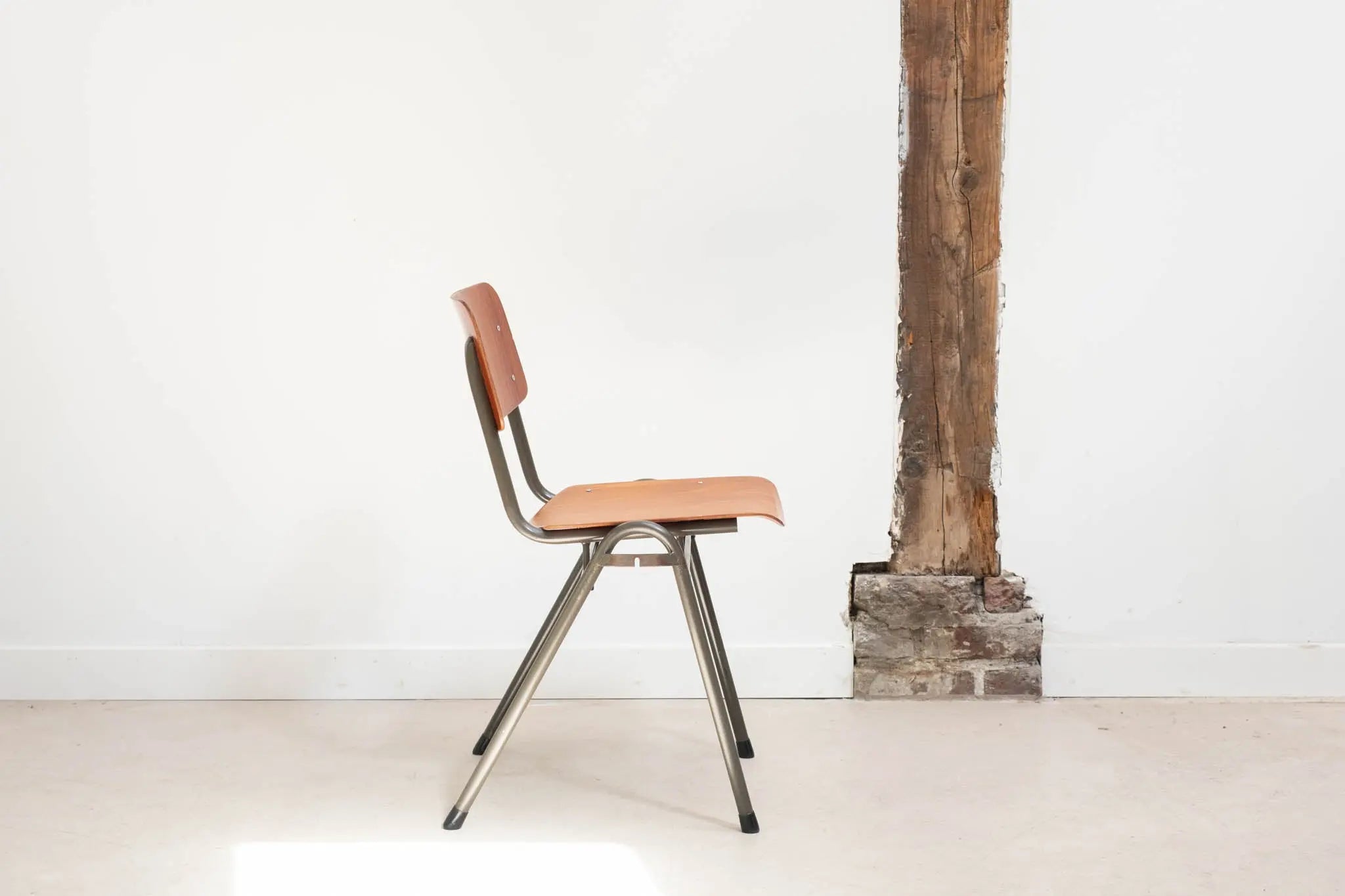 Chaise Eromes F4 chêne et gris avec accroches Cartel de Belleville