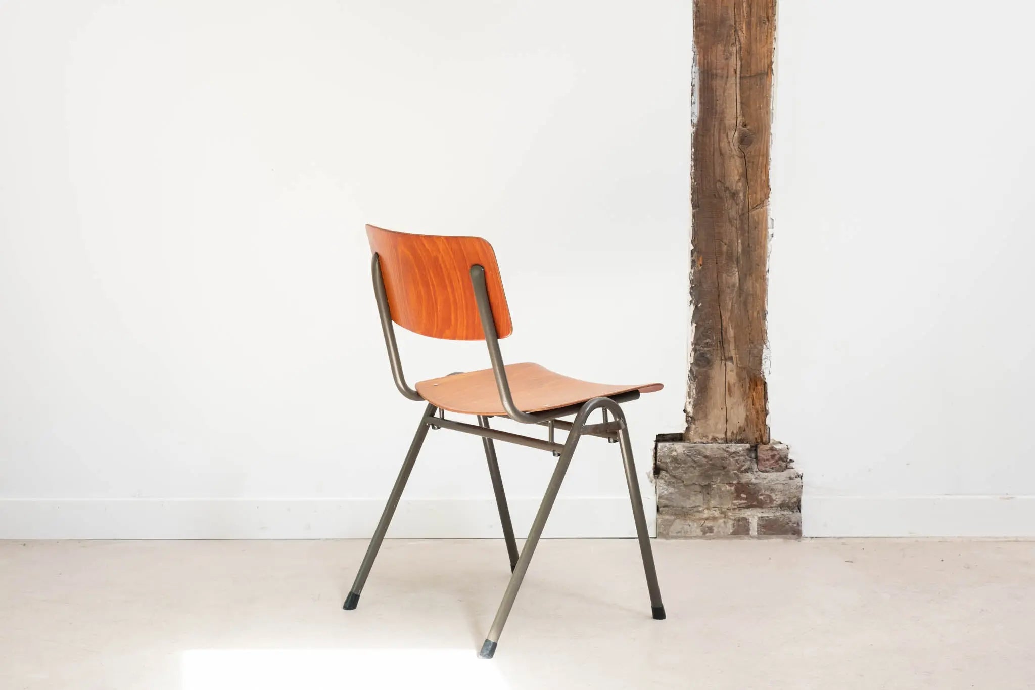 Chaise Eromes F4 chêne et gris avec accroches Cartel de Belleville