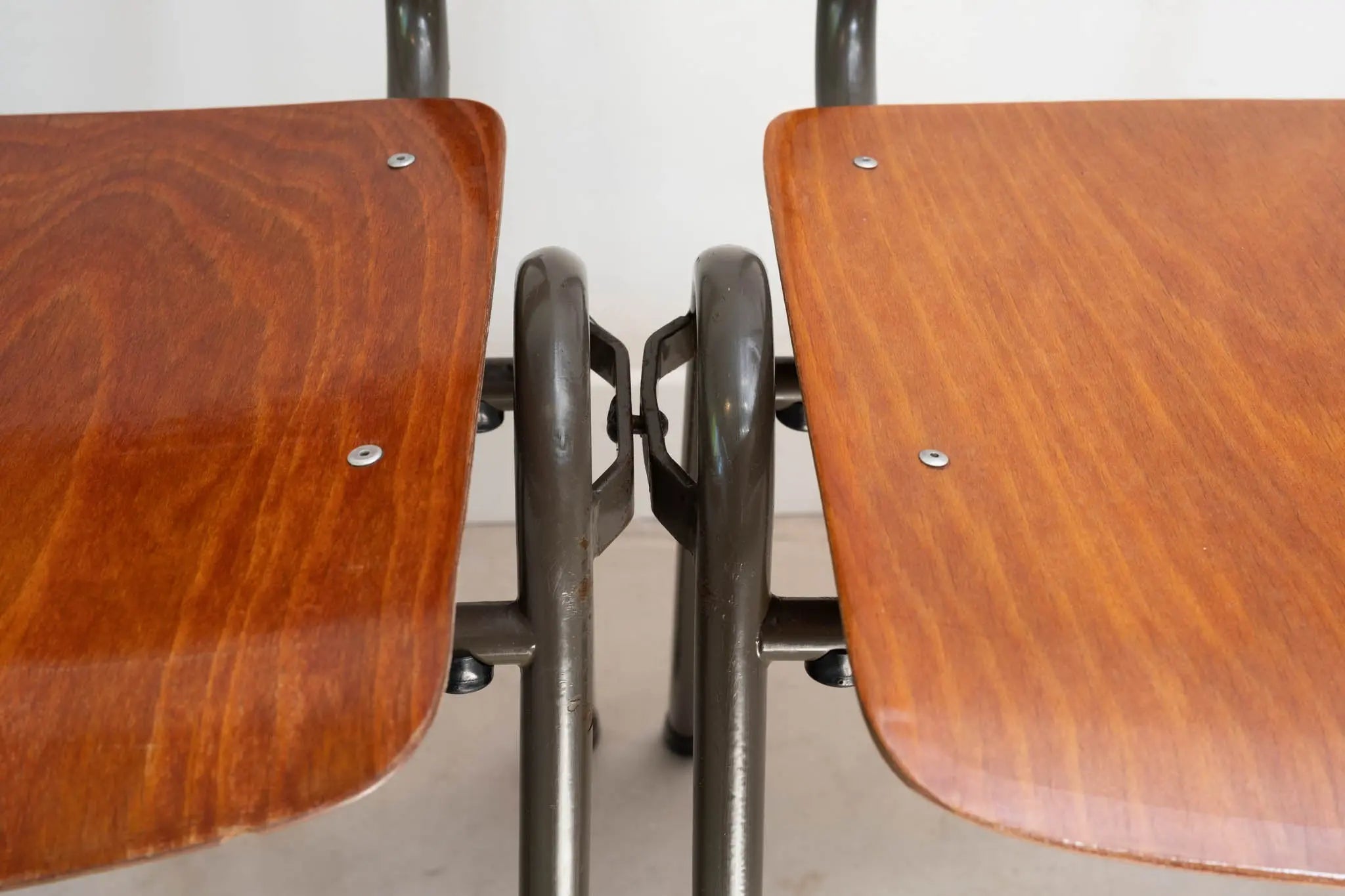 Chaise Eromes F4 chêne et gris avec accroches Cartel de Belleville