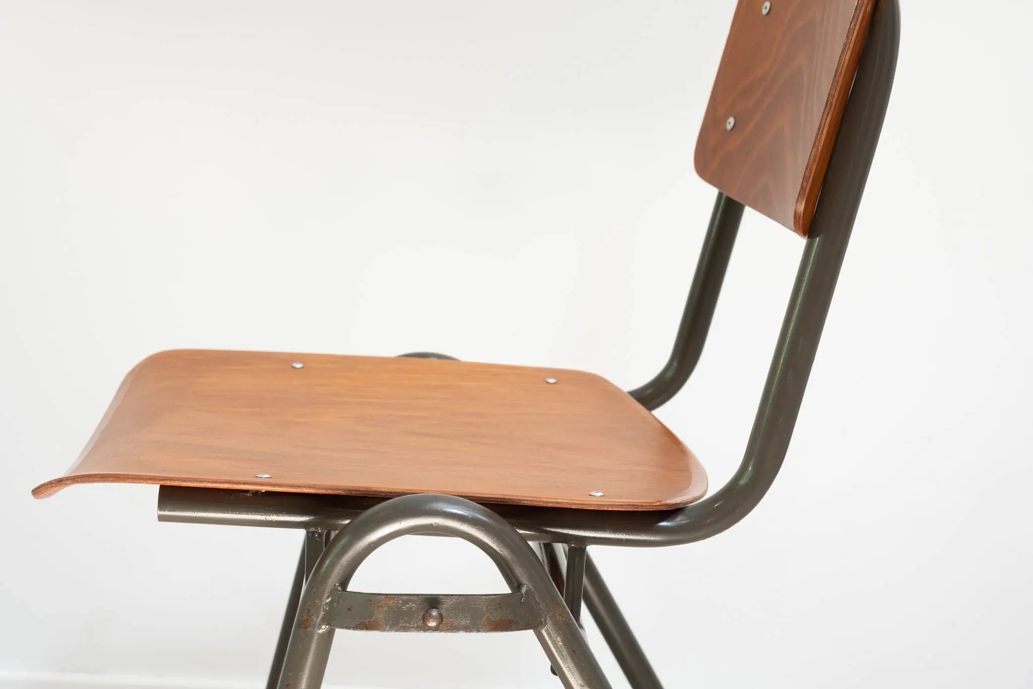 Chaise Eromes F4 chêne et gris avec accroches Cartel de Belleville