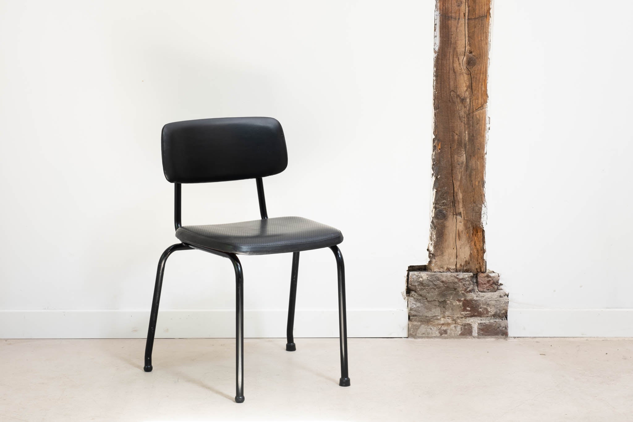 Chaises Ahrend skai noir