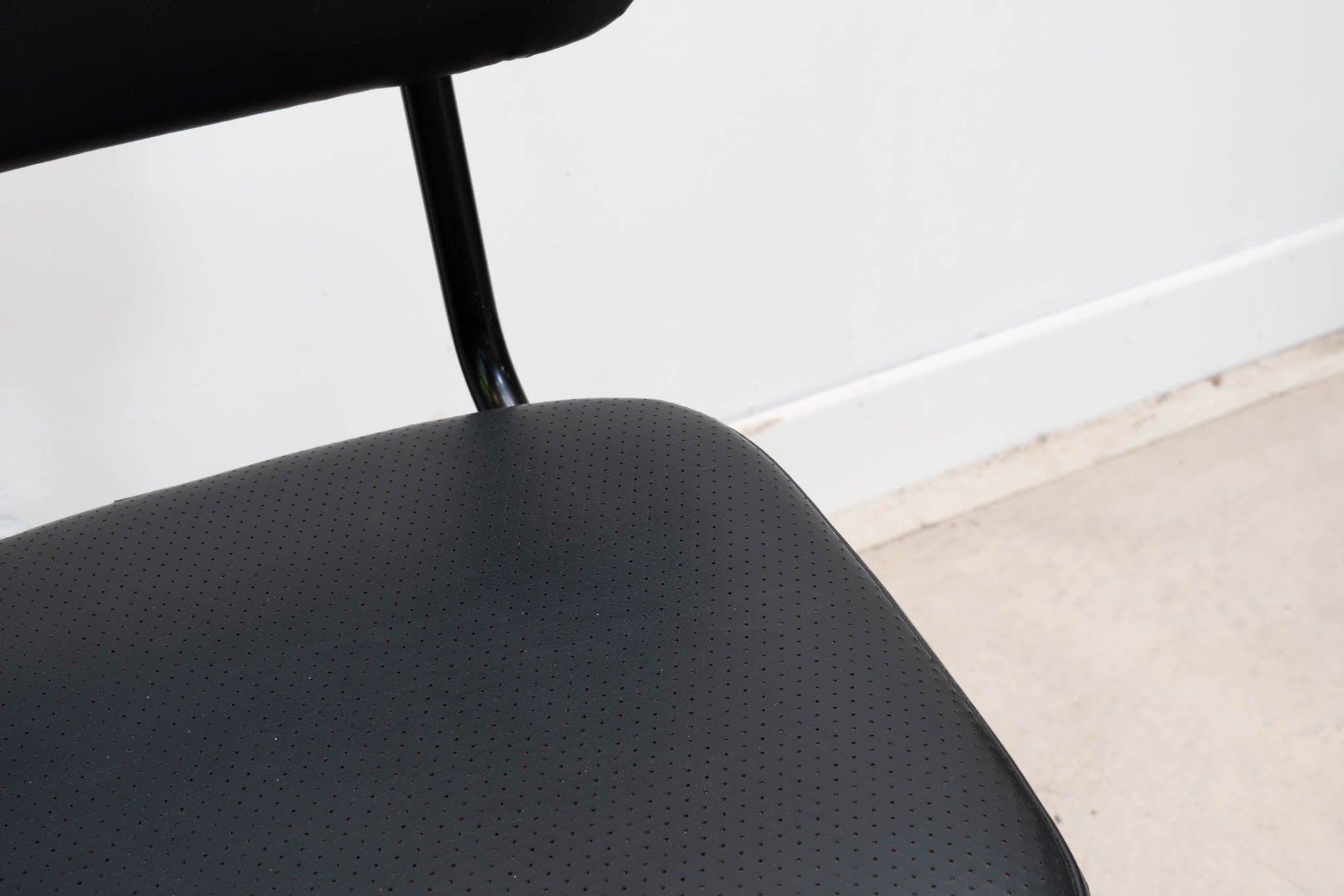 Chaises Ahrend skai noir