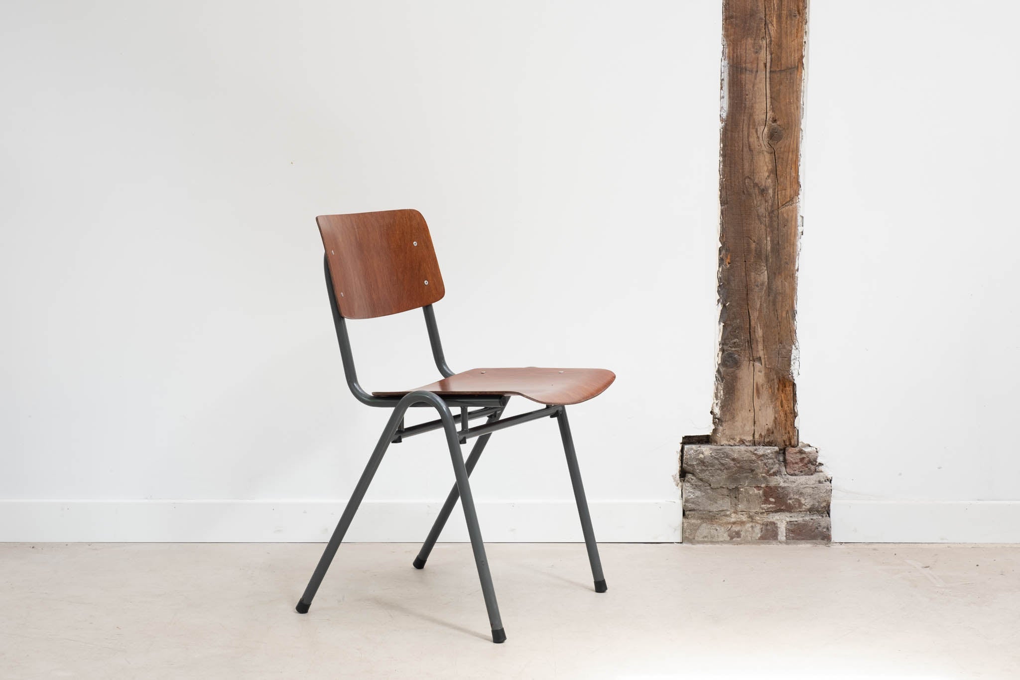 Chaise eromes F4 chêne gris chaud Cartel de Belleville