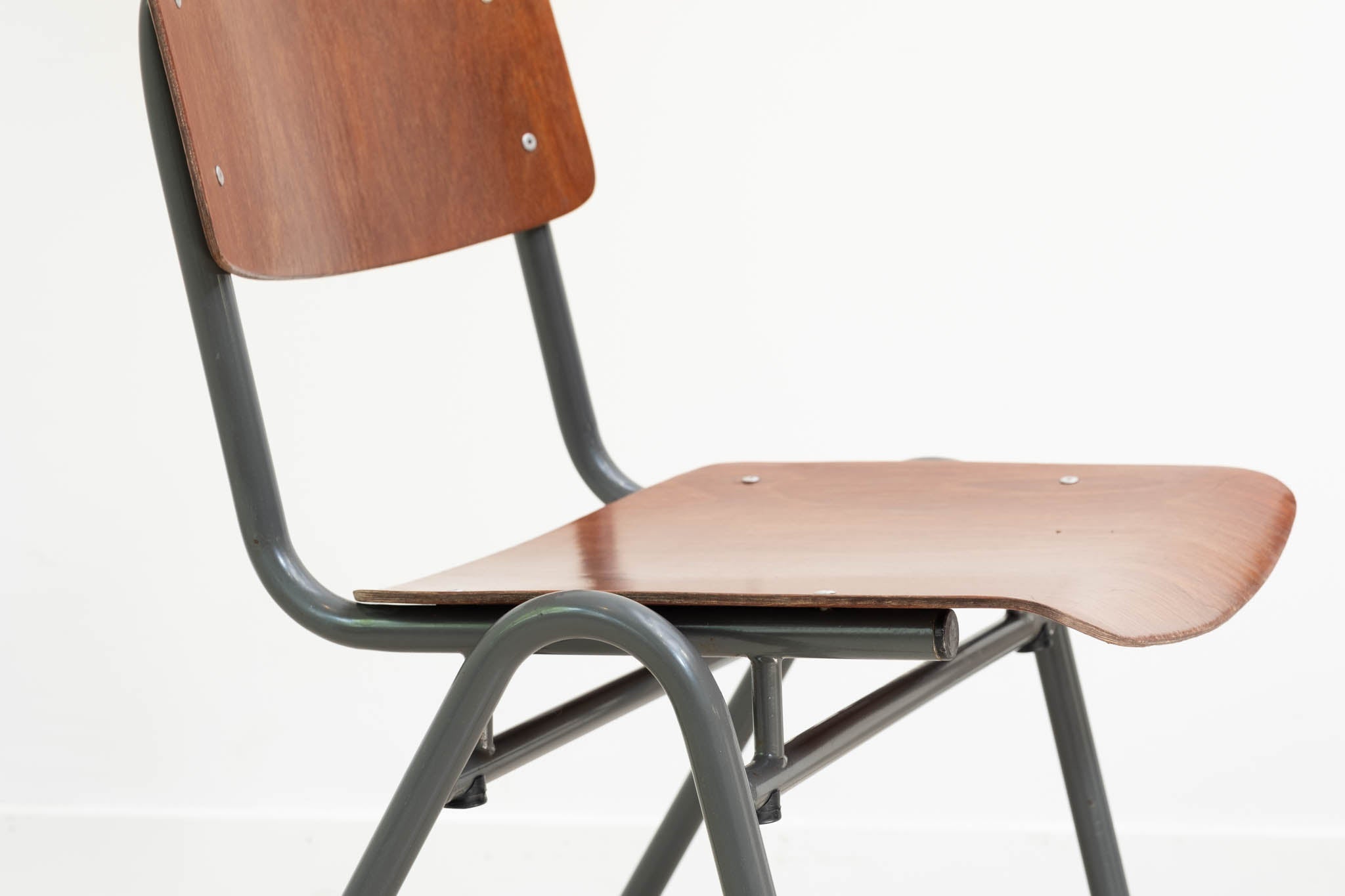 Chaise eromes F4 chêne gris chaud Cartel de Belleville