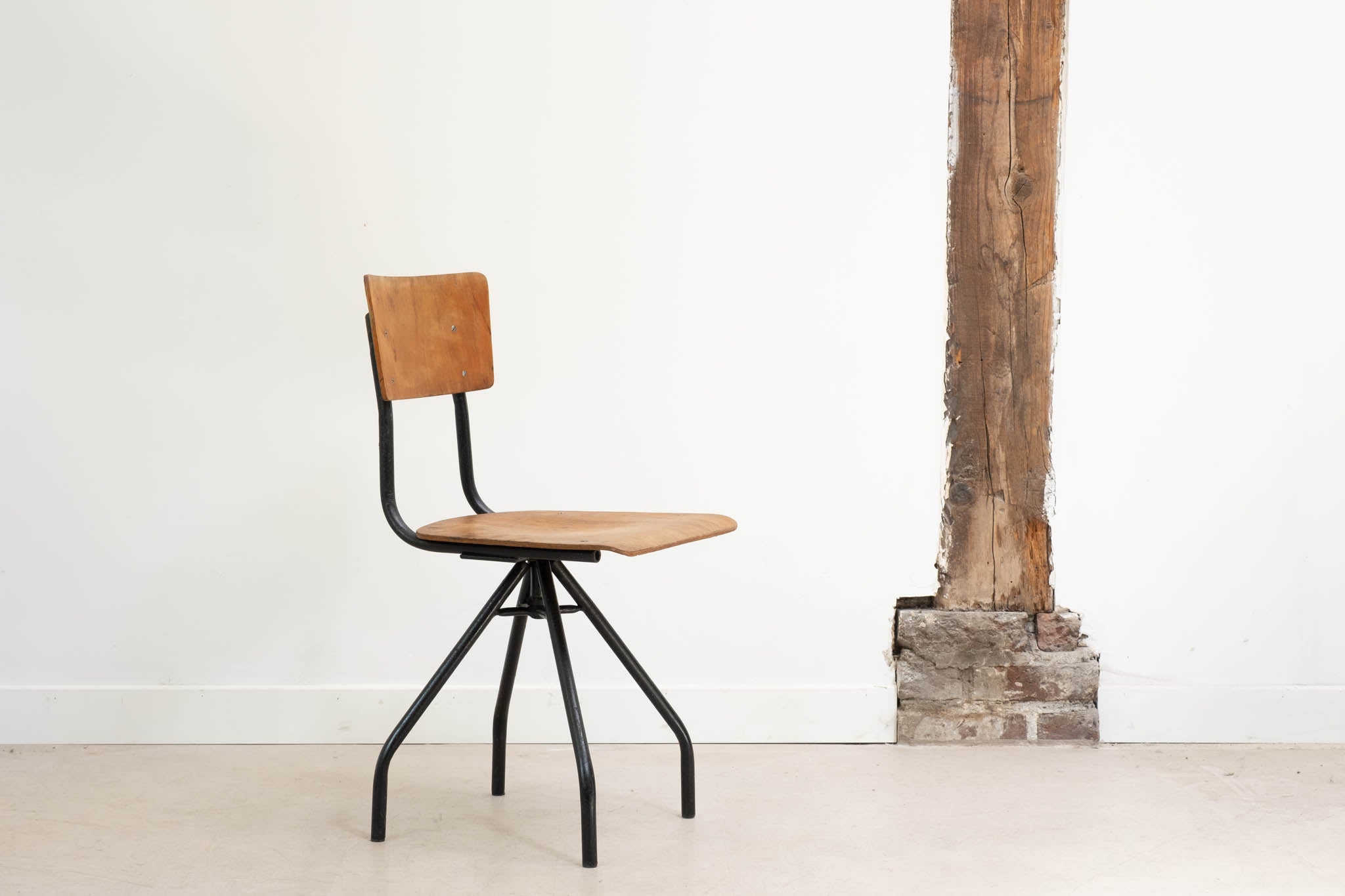 Chaise pivotante araignée chêne et noir