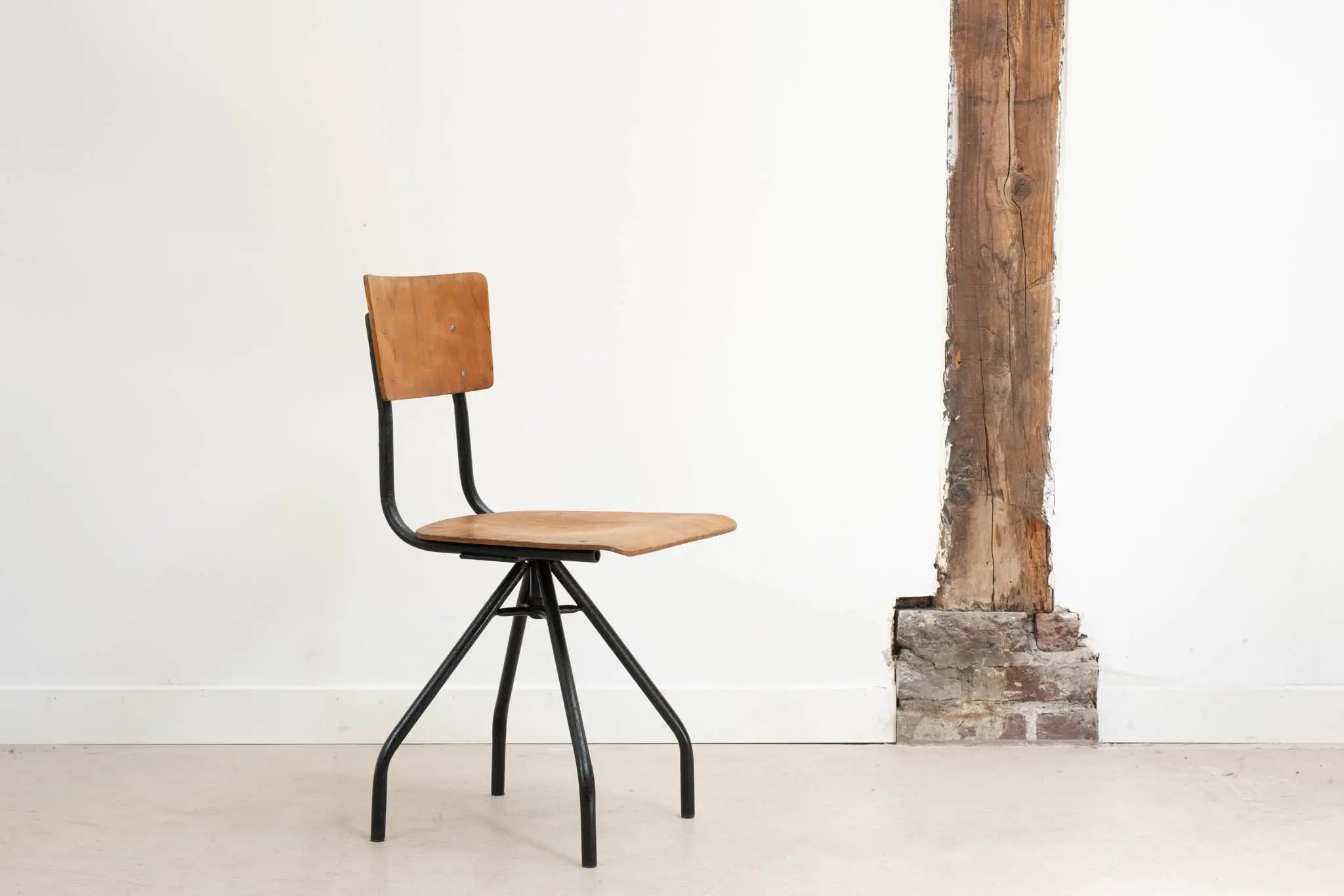 Chaise pivotante araignée chêne et noir Cartel de Belleville
