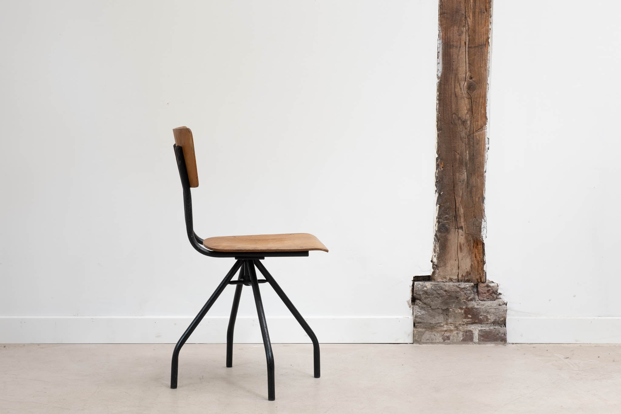 Chaise pivotante araignée chêne et noir