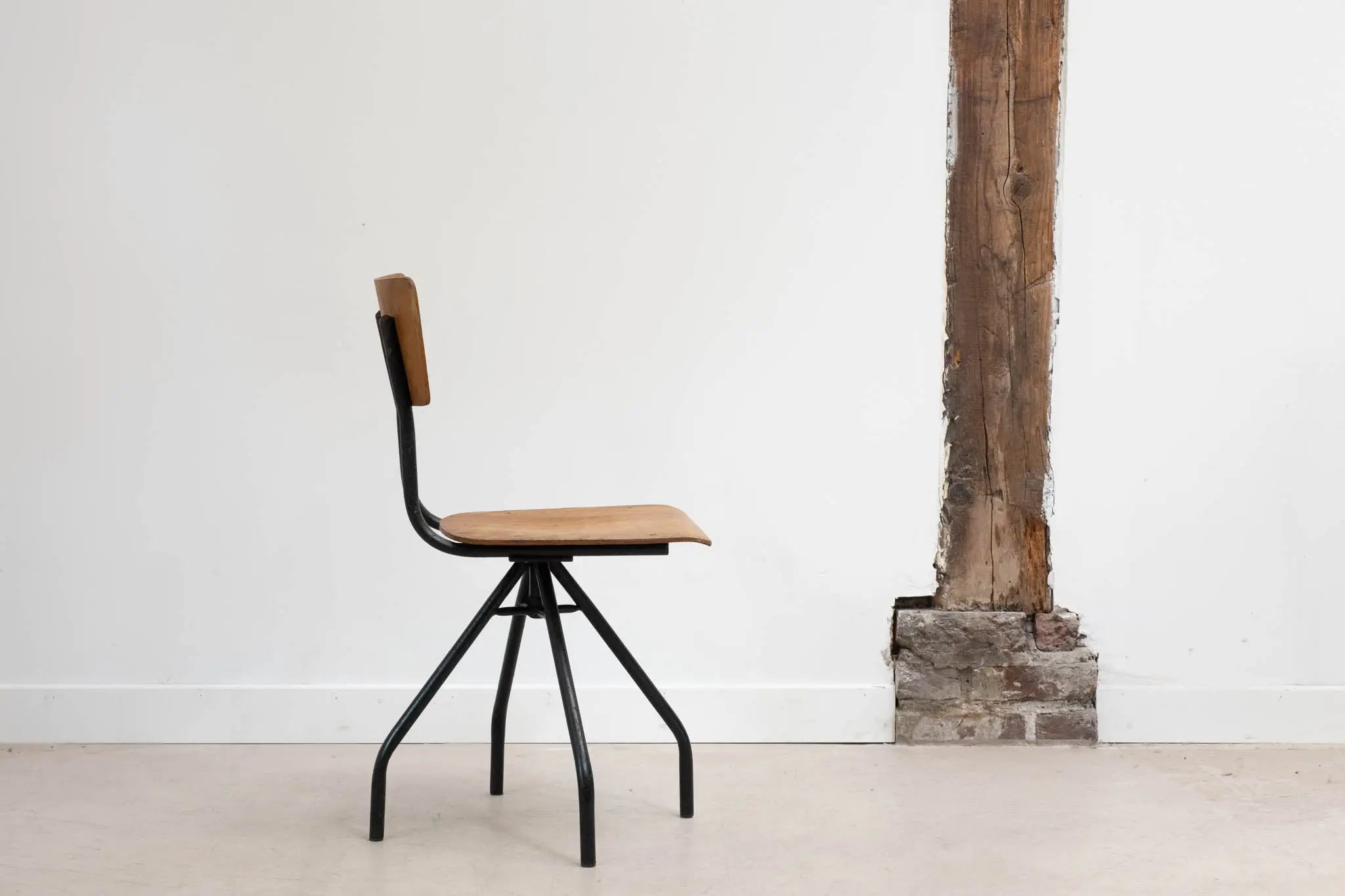 Chaise pivotante araignée chêne et noir Cartel de Belleville