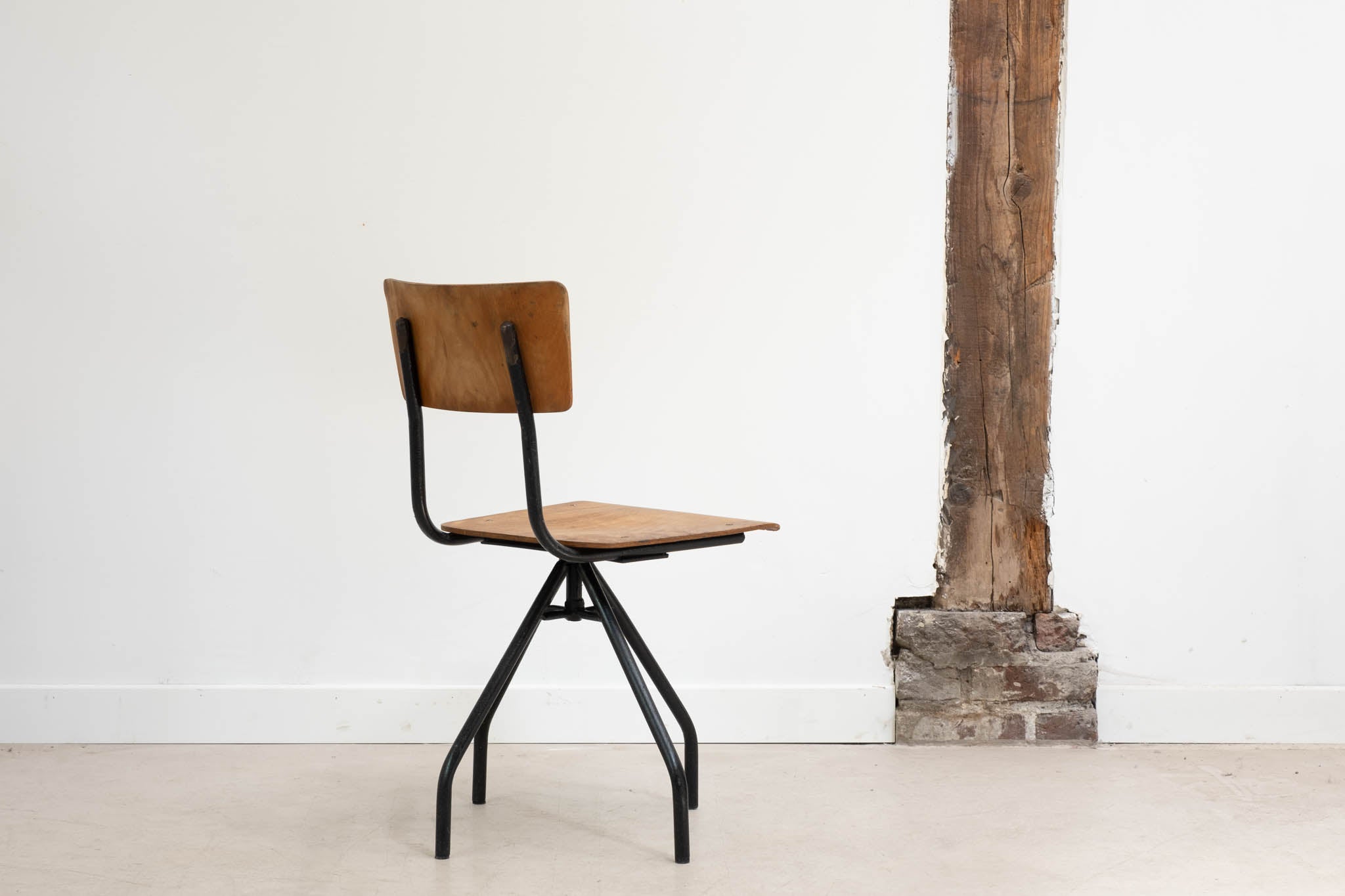 Chaise pivotante araignée chêne et noir