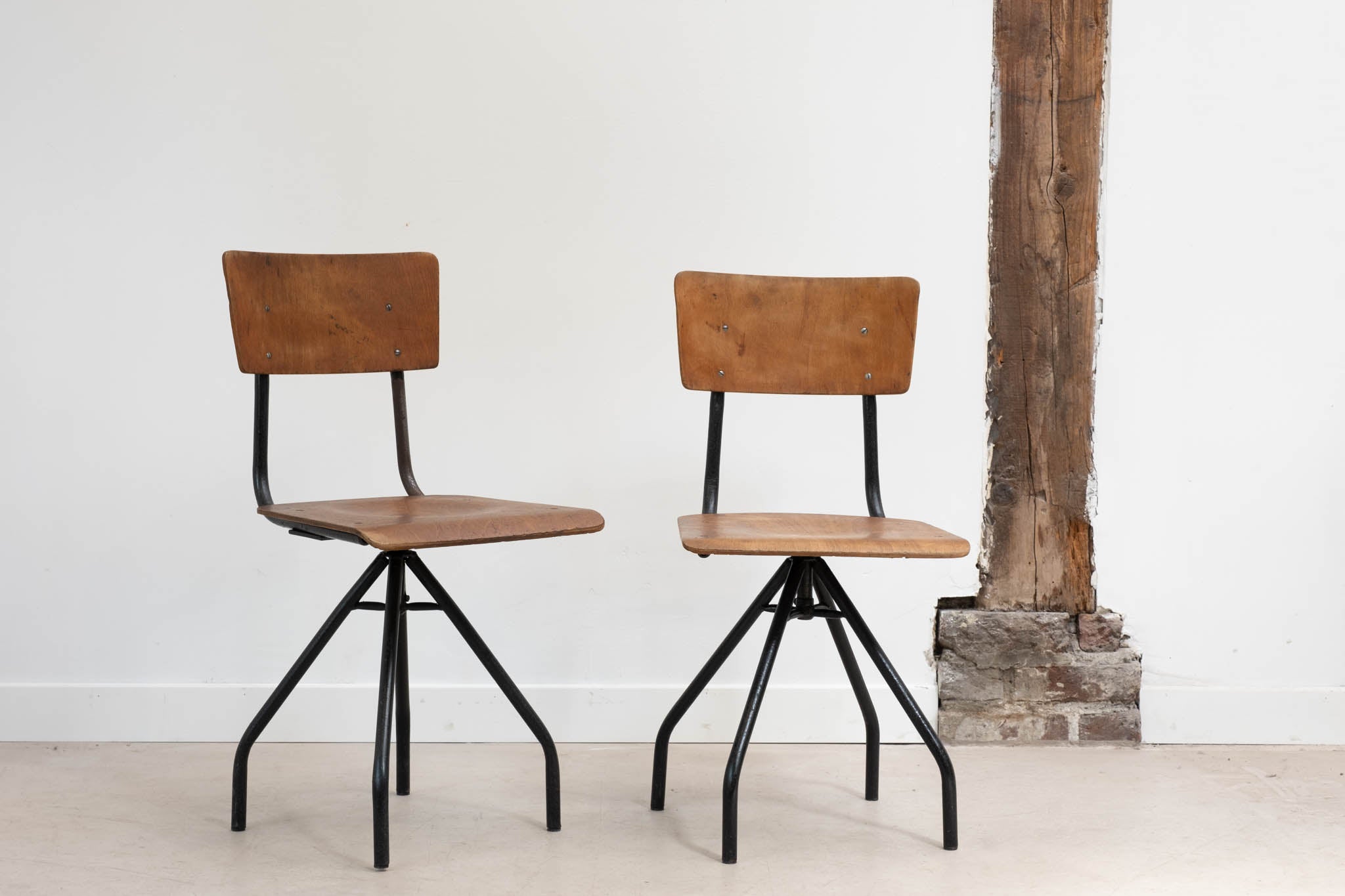 Chaise pivotante araignée chêne et noir