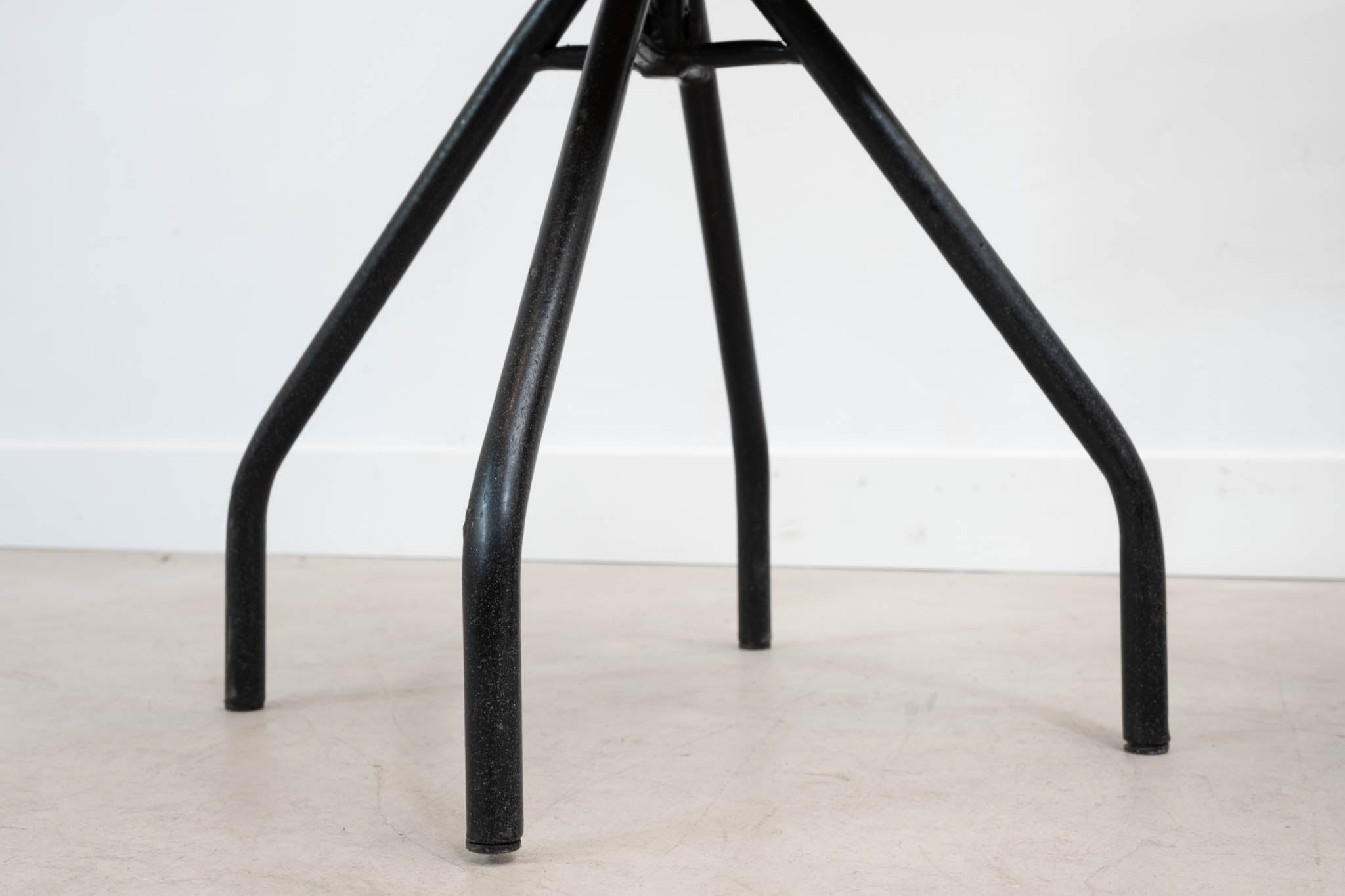 Chaise pivotante araignée chêne et noir