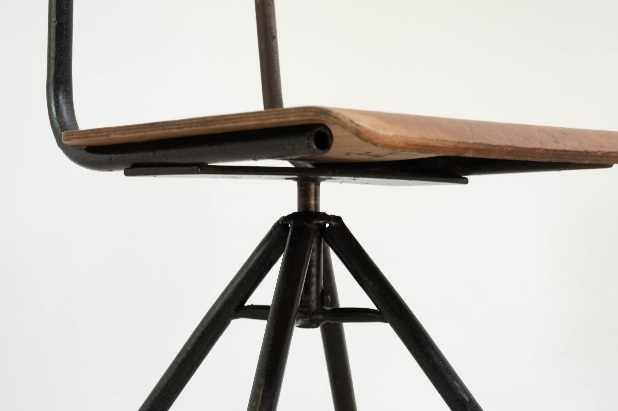 Chaise pivotante araignée chêne et noir