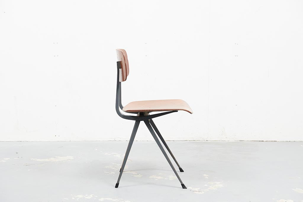 Chaise vintage Friso Kramer Result chêne et gris Cartel de Belleville