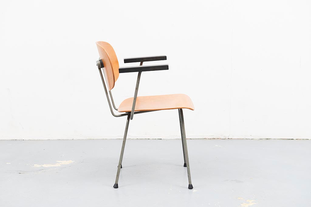 Chaise vintage 216 accoudoirs de Wim Rietveld chêne et gris Cartel de Belleville
