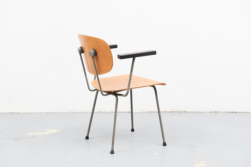 Chaise vintage 216 accoudoirs de Wim Rietveld chêne et gris Cartel de Belleville