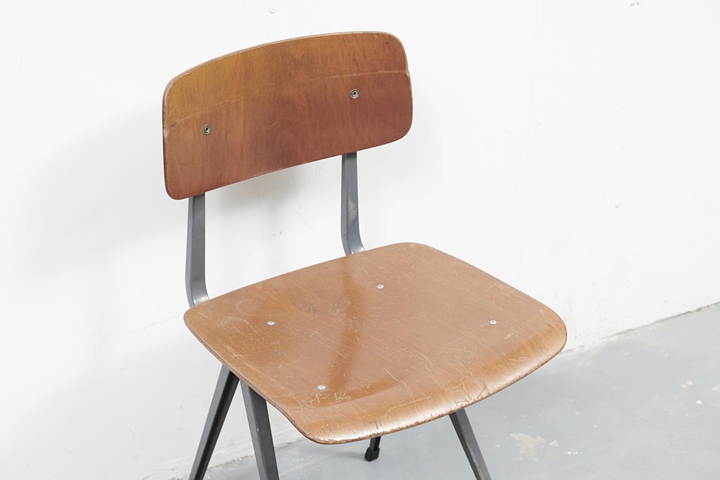Chaise vintage Friso Kramer Result chêne et gris Cartel de Belleville