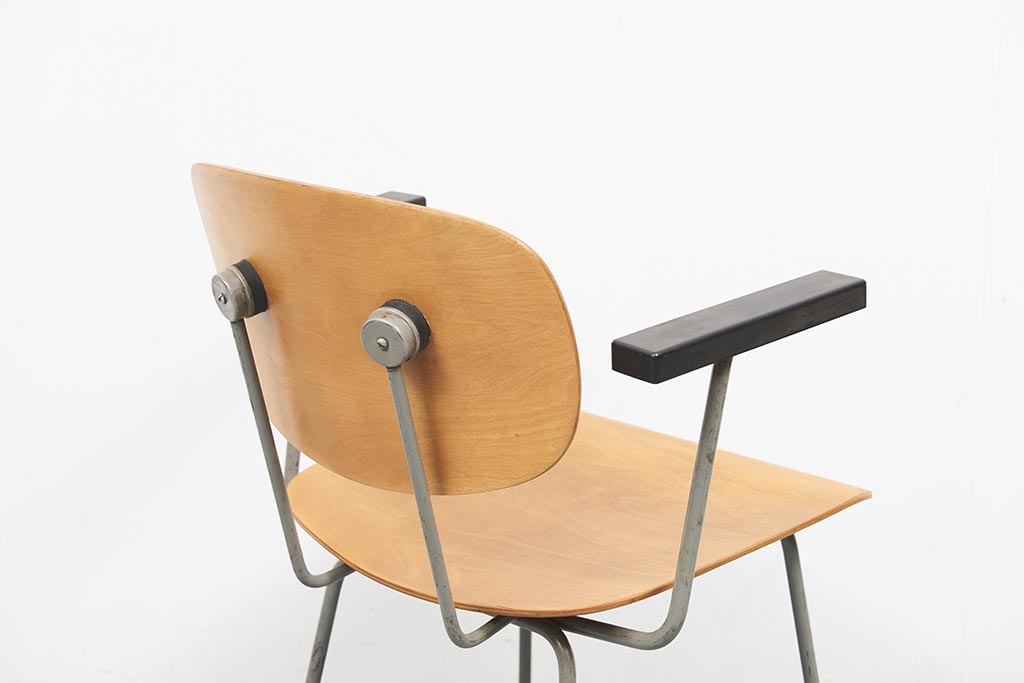 Chaise vintage 216 accoudoirs de Wim Rietveld chêne et gris Cartel de Belleville