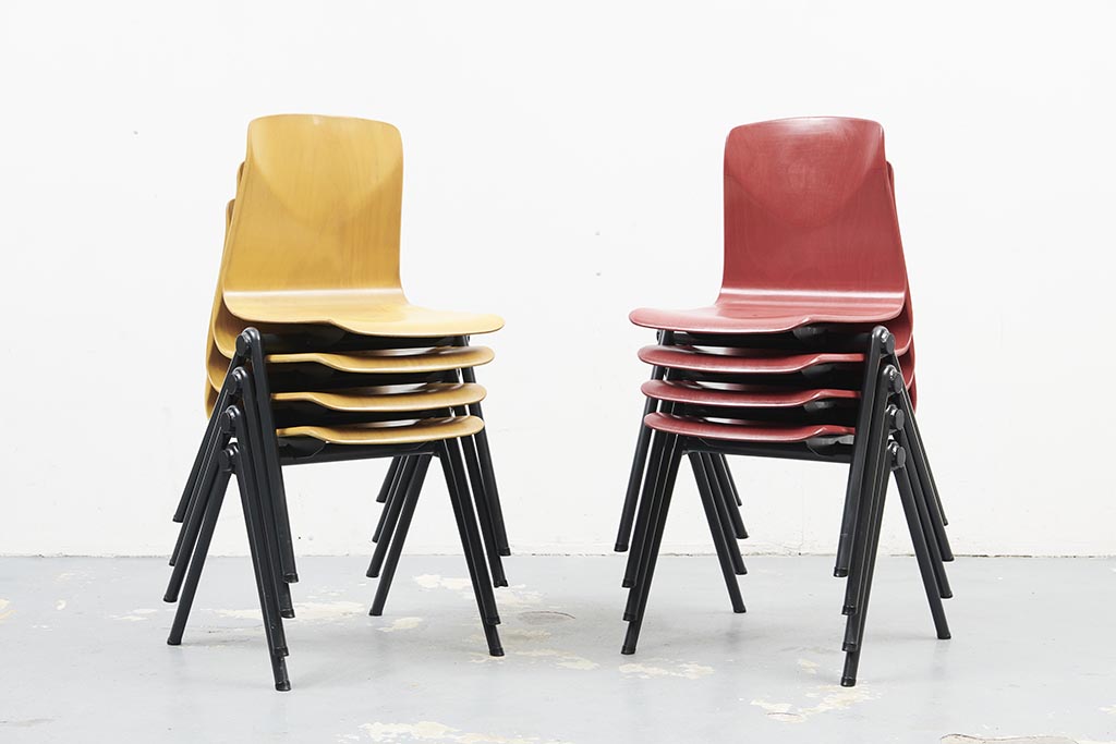 Chaise vintage Galvanitas S30 colorée et gris anthracite Cartel de Belleville