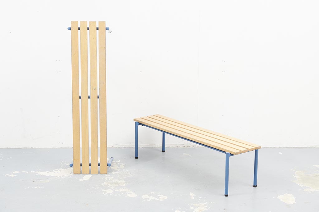 Banc d'école hêtre et bleu Cartel de Belleville