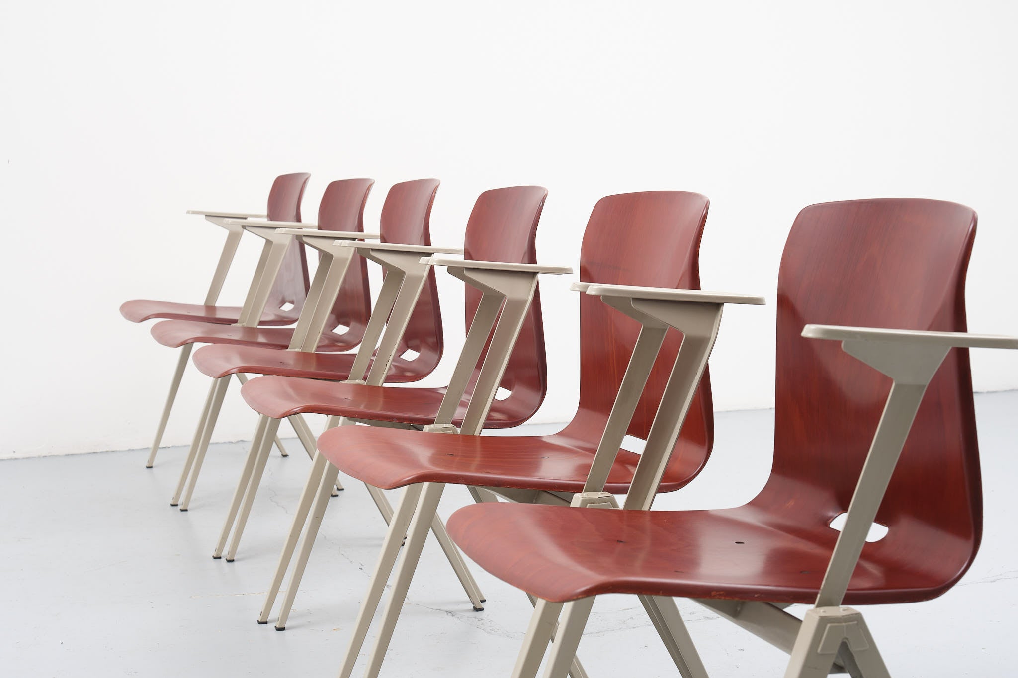 Chaise vinatge Galvanitas S22 accoudoirs acajou et beige