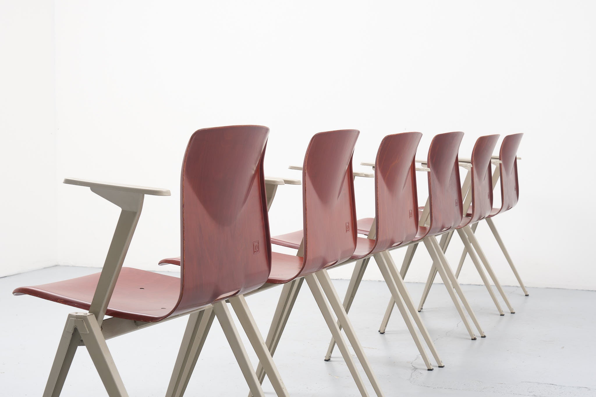 Chaise vinatge Galvanitas S22 accoudoirs acajou et beige