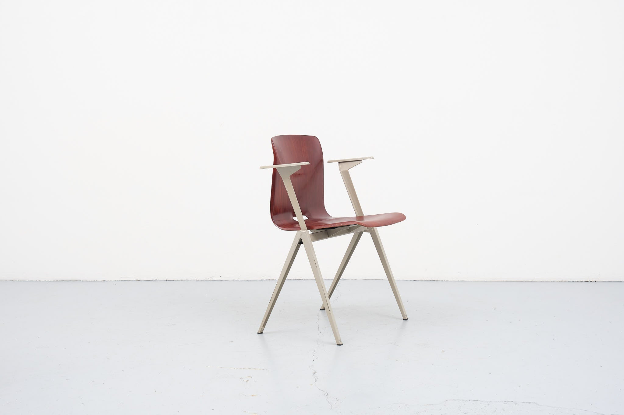 Chaise vinatge Galvanitas S22 accoudoirs acajou et beige