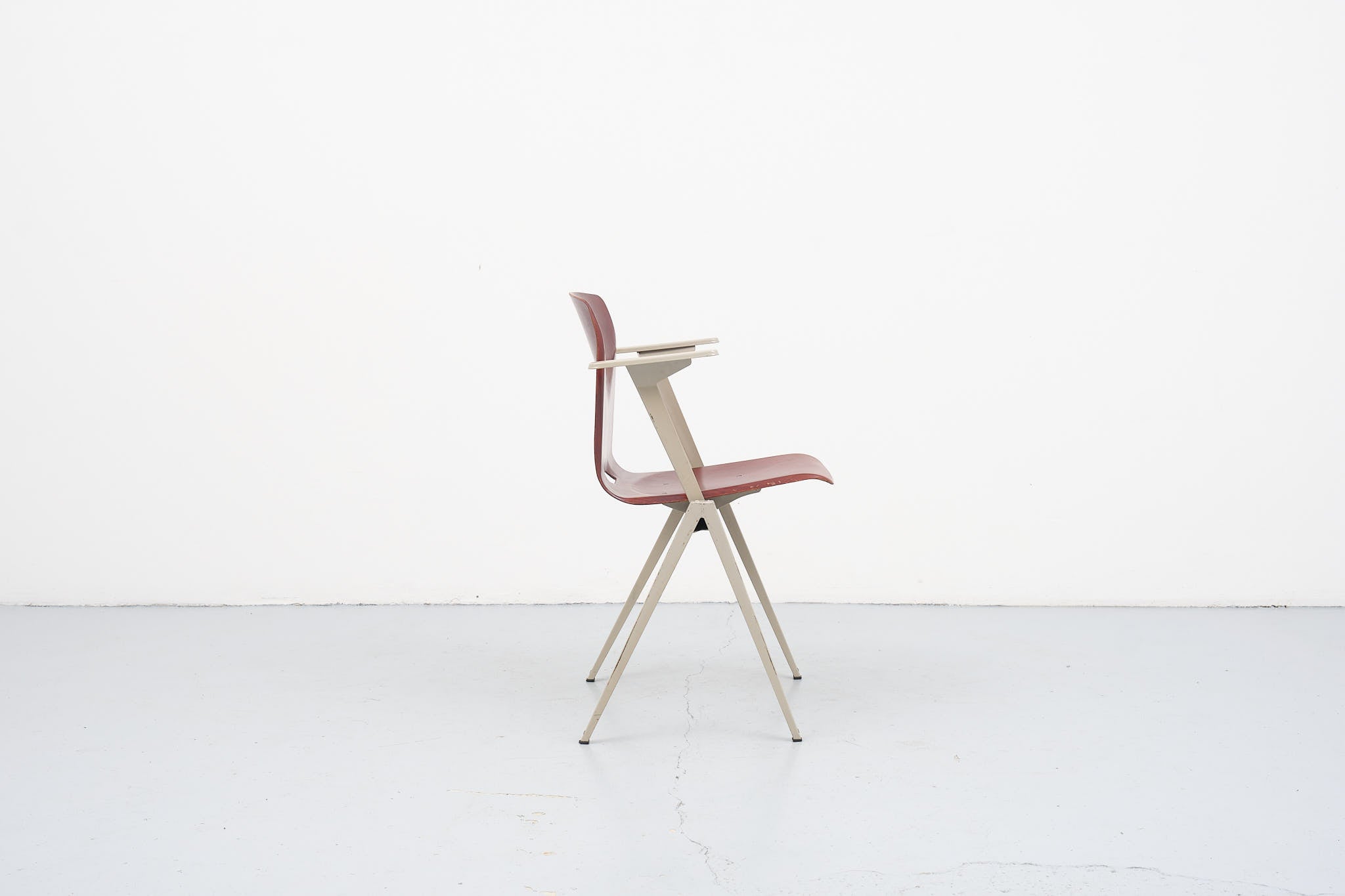 Chaise vinatge Galvanitas S22 accoudoirs acajou et beige