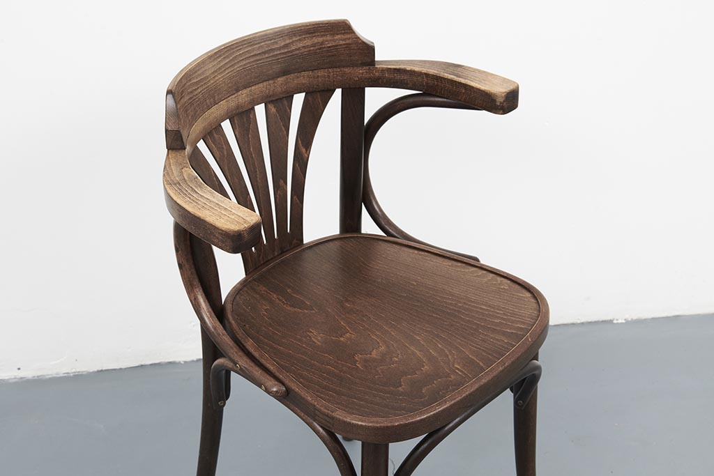 Chaise bistrot style Bauman accoudoirs chêne Cartel de Belleville