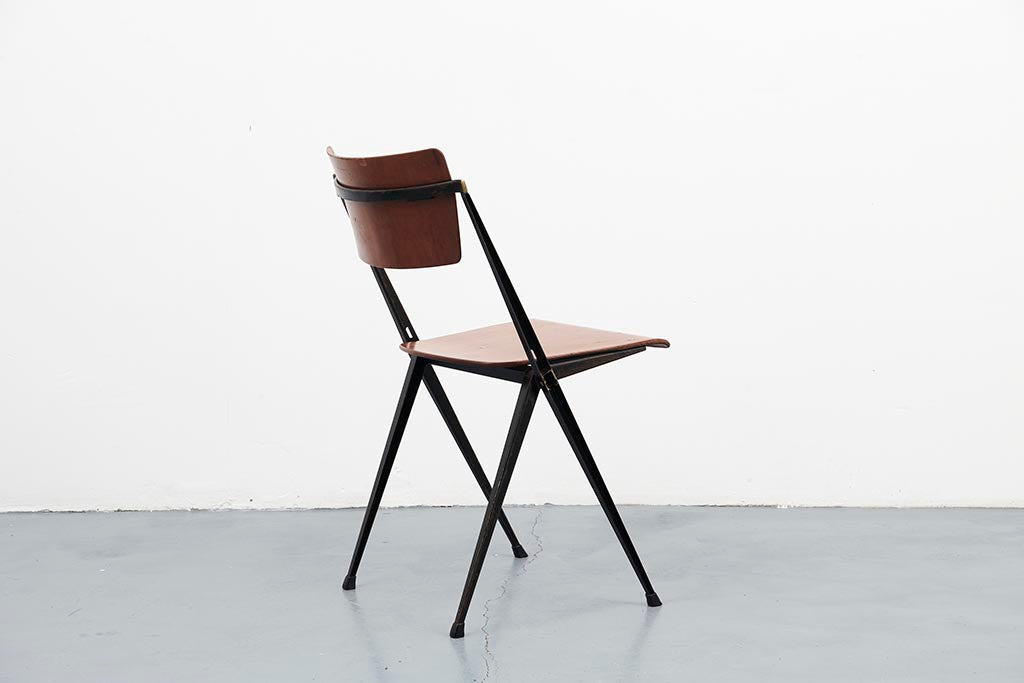 Chaise Pyramide de Wim Rietveld Cartel de Belleville