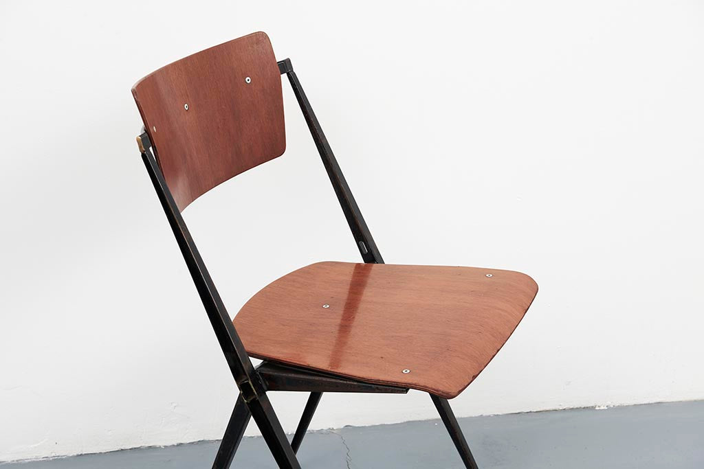 Chaise Pyramide de Wim Rietveld Cartel de Belleville